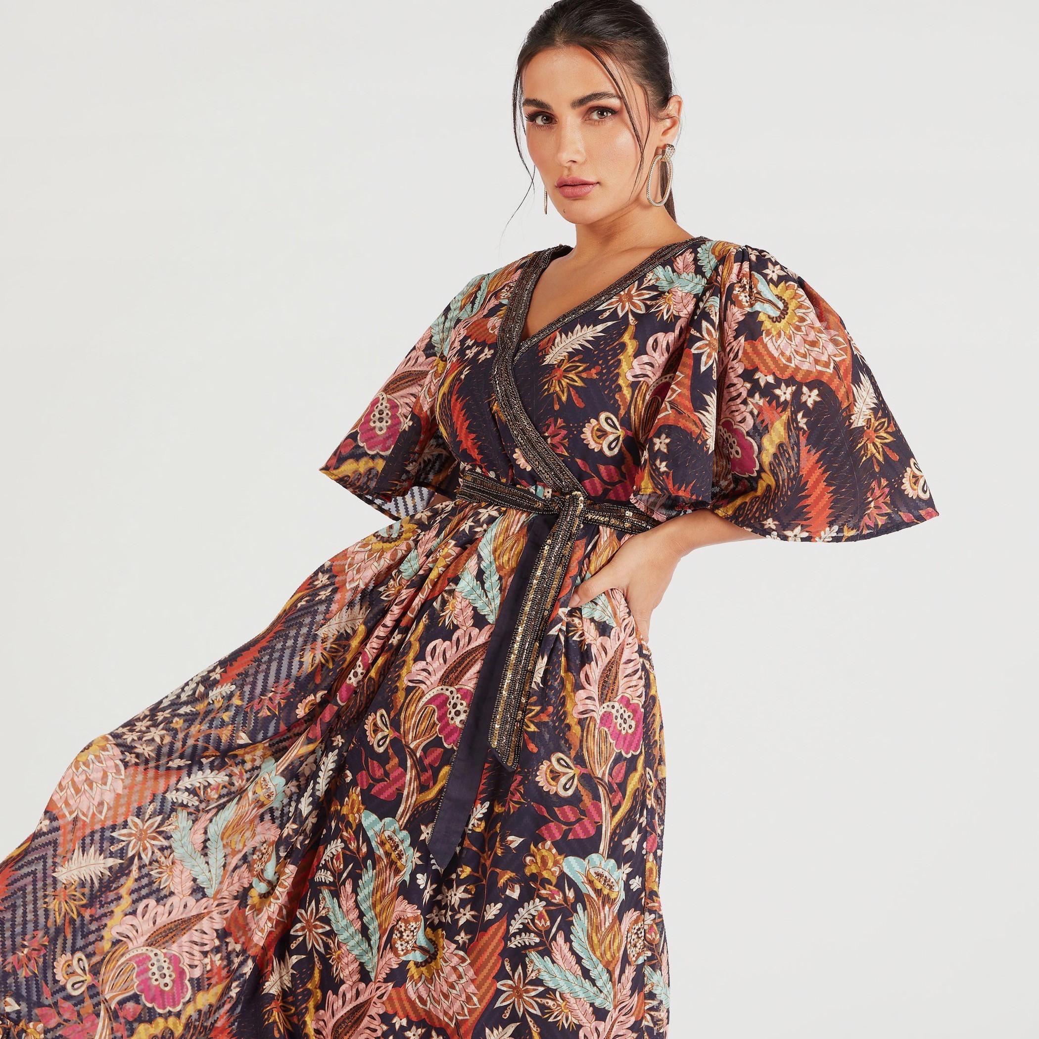 فستان طويل بياقة v وأكمام واسعة وطبعات من آيكونيك-women-clothing-dresses-image-5