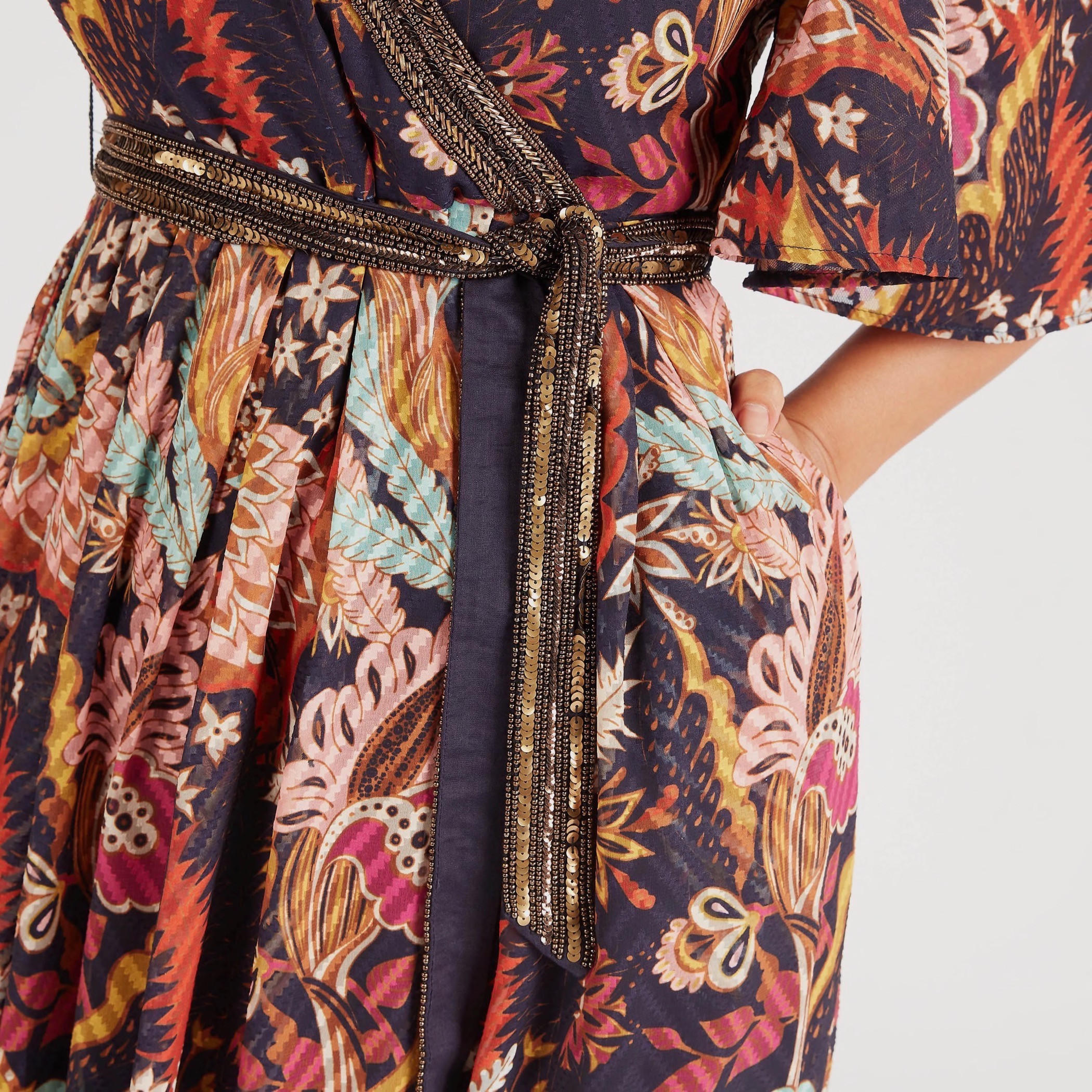 فستان طويل بياقة v وأكمام واسعة وطبعات من آيكونيك-women-clothing-dresses-image-6
