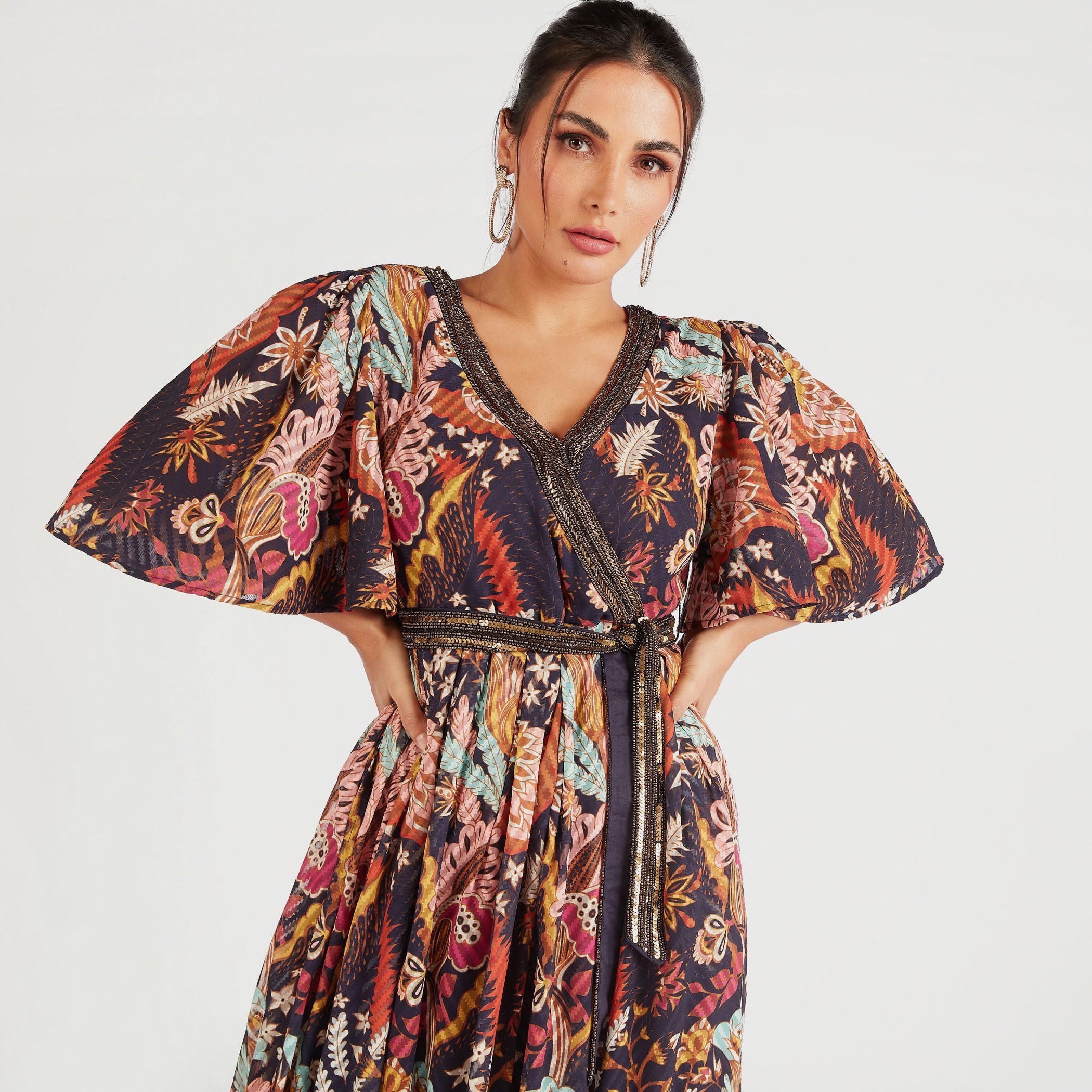 فستان طويل بياقة v وأكمام واسعة وطبعات من آيكونيك-women-clothing-dresses-image-7