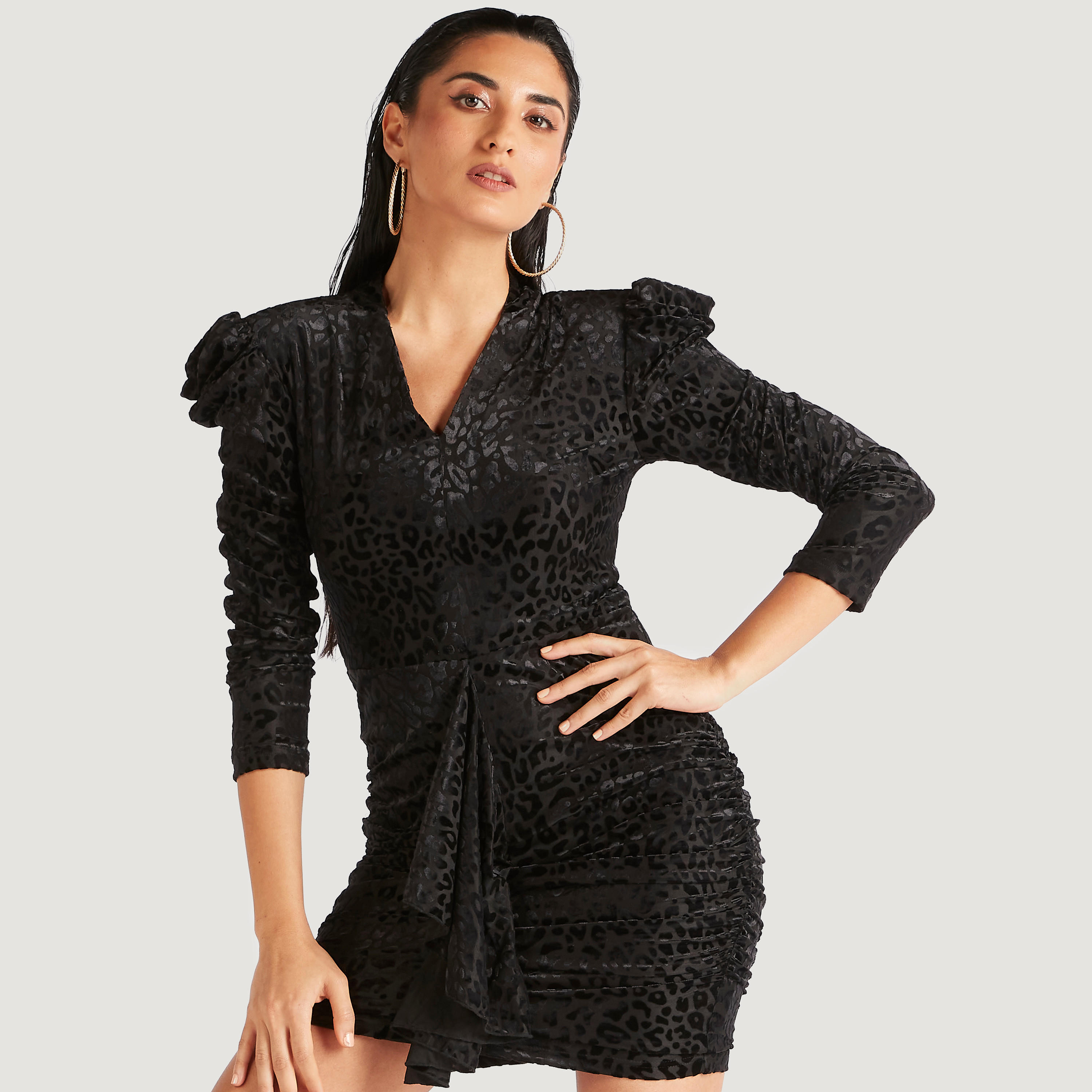 فستان قصير مستدام بياقة V وأكمام طويلة وطبعات حيوانات من أيكونك-women-clothing-dresses-image-1