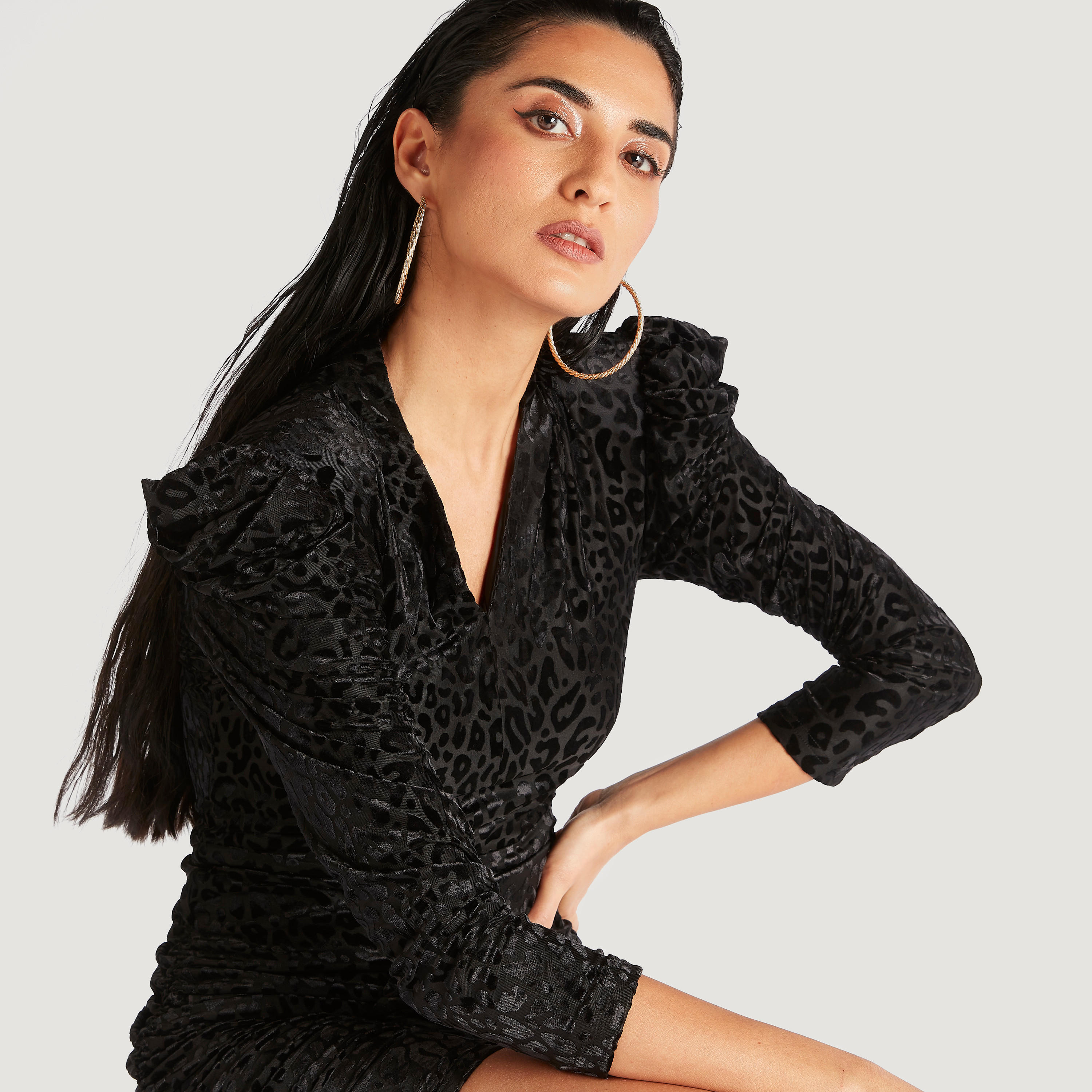فستان قصير مستدام بياقة V وأكمام طويلة وطبعات حيوانات من أيكونك-women-clothing-dresses-image-3