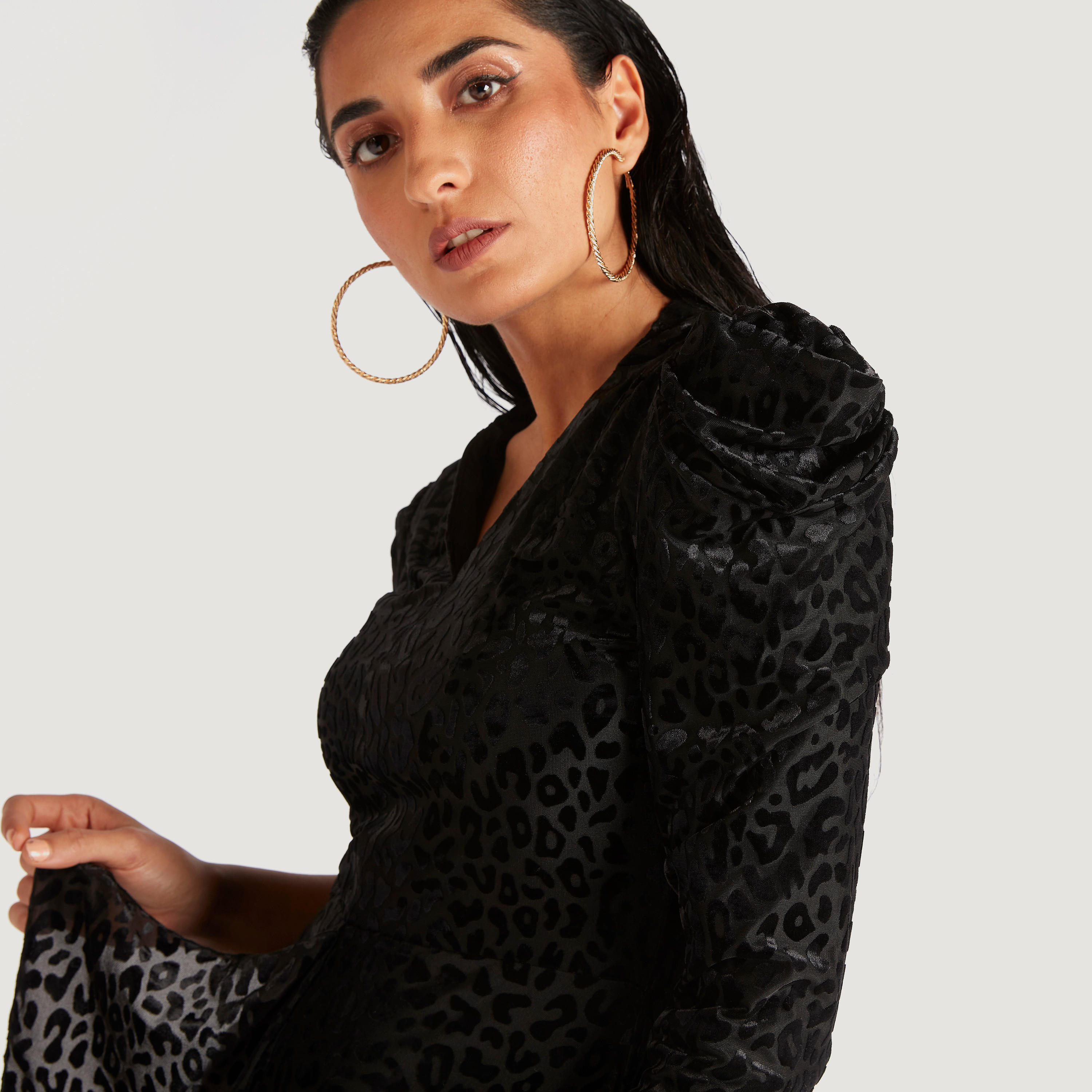 فستان قصير مستدام بياقة V وأكمام طويلة وطبعات حيوانات من أيكونك-women-clothing-dresses-image-5