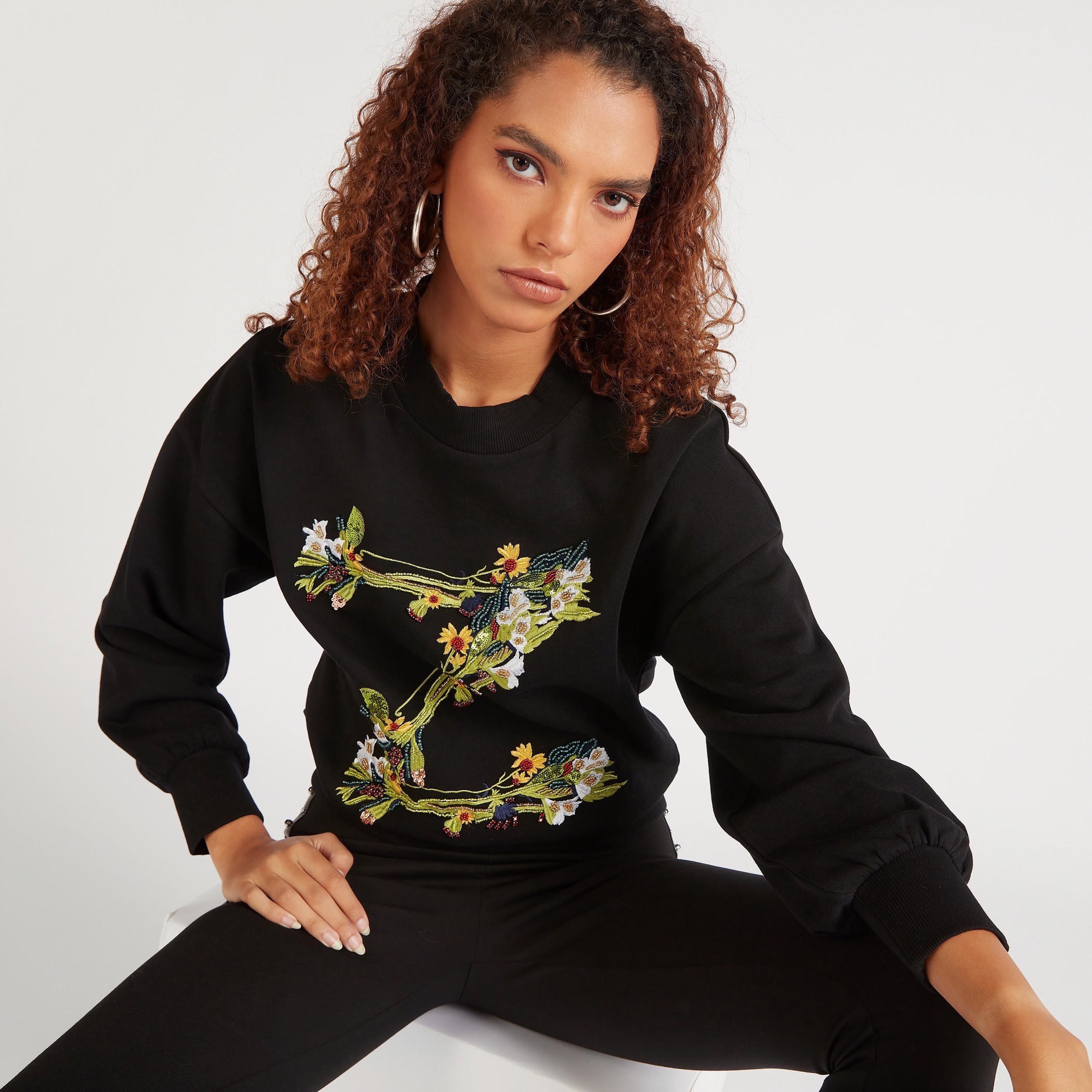 سويت شيرت مطرّز بأكمام طويلة من آيكونيك-women-winterwear-hoodiesandsweatshirts-sweatshirts-image-1