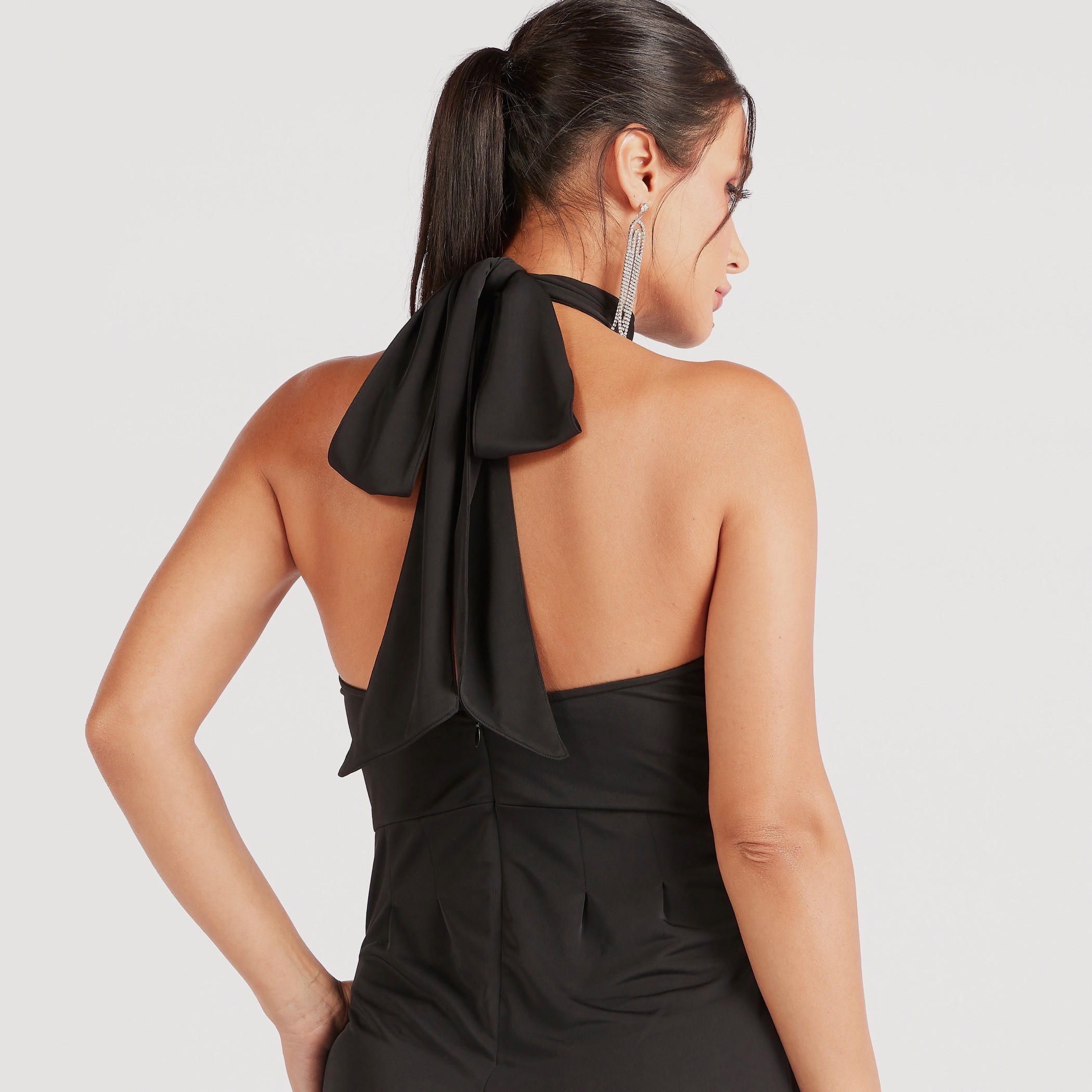 جمبسوت سادة طويل بجيوب وياقة هالتر من آيكونيك-women-clothing-jumpsuits-image-3