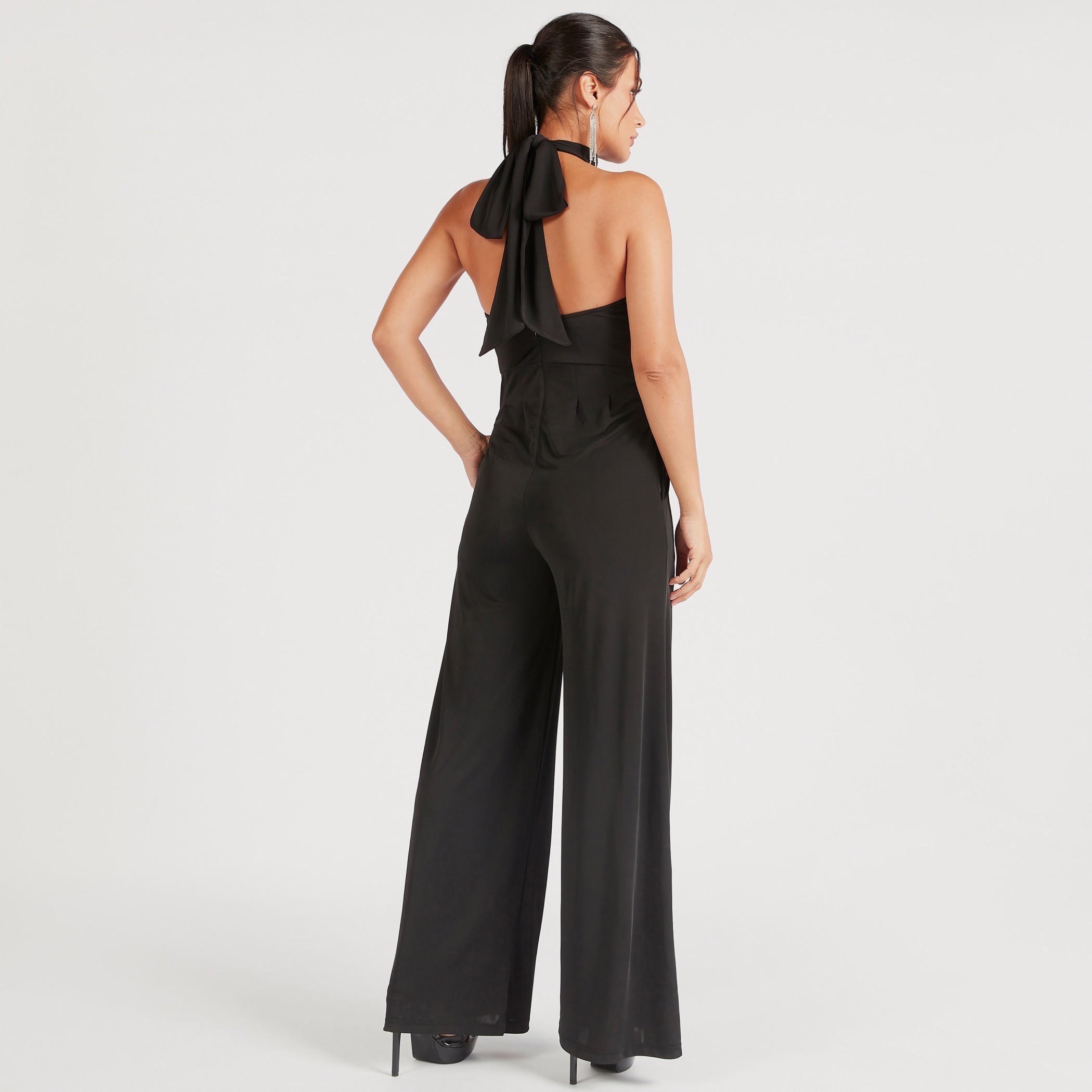 جمبسوت سادة طويل بجيوب وياقة هالتر من آيكونيك-women-clothing-jumpsuits-image-4