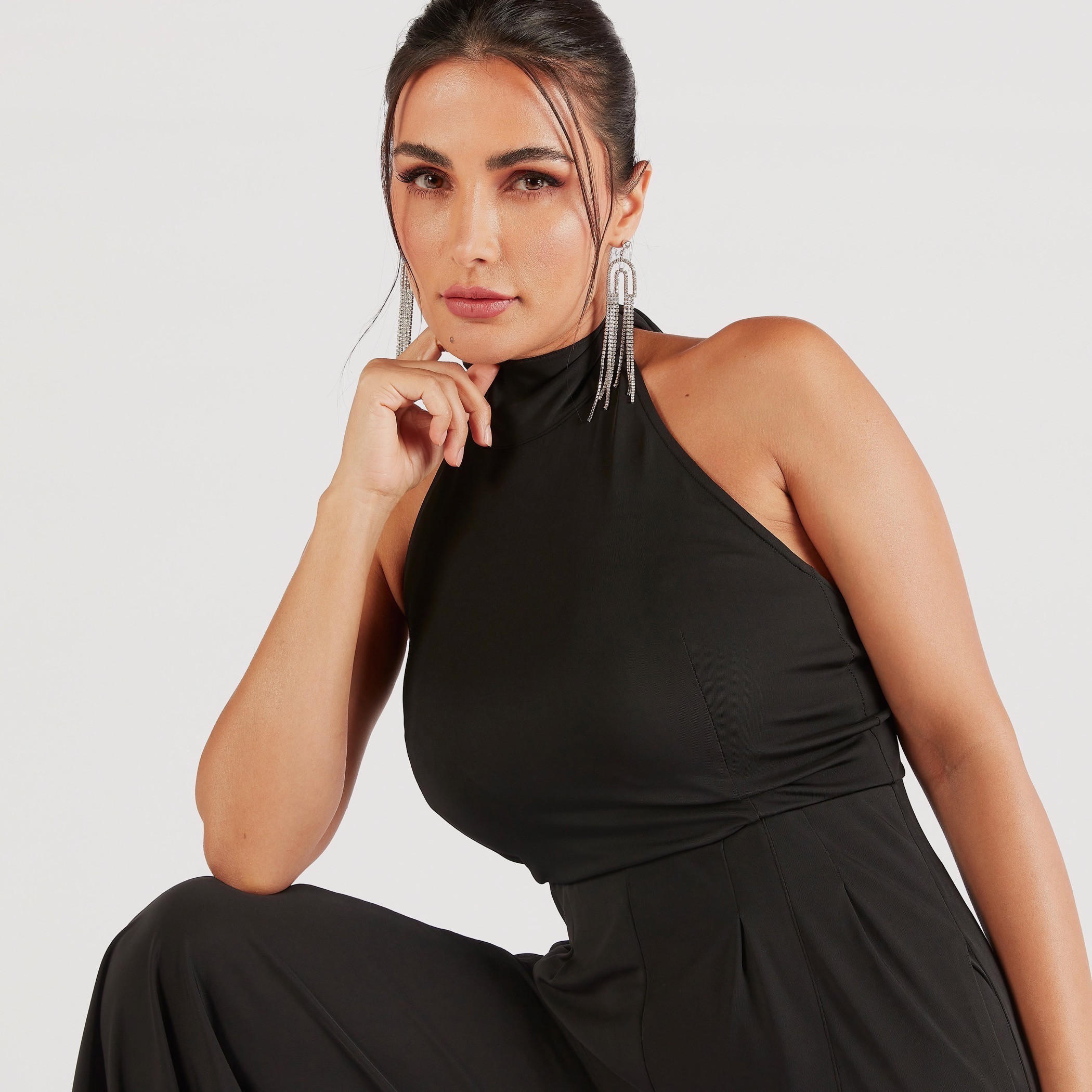 جمبسوت سادة طويل بجيوب وياقة هالتر من آيكونيك-women-clothing-jumpsuits-image-5