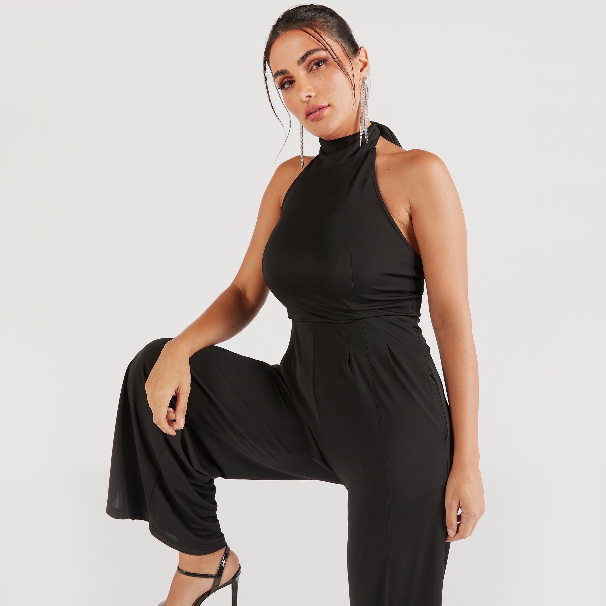 جمبسوت سادة طويل بجيوب وياقة هالتر من آيكونيك-women-clothing-jumpsuits-image-6