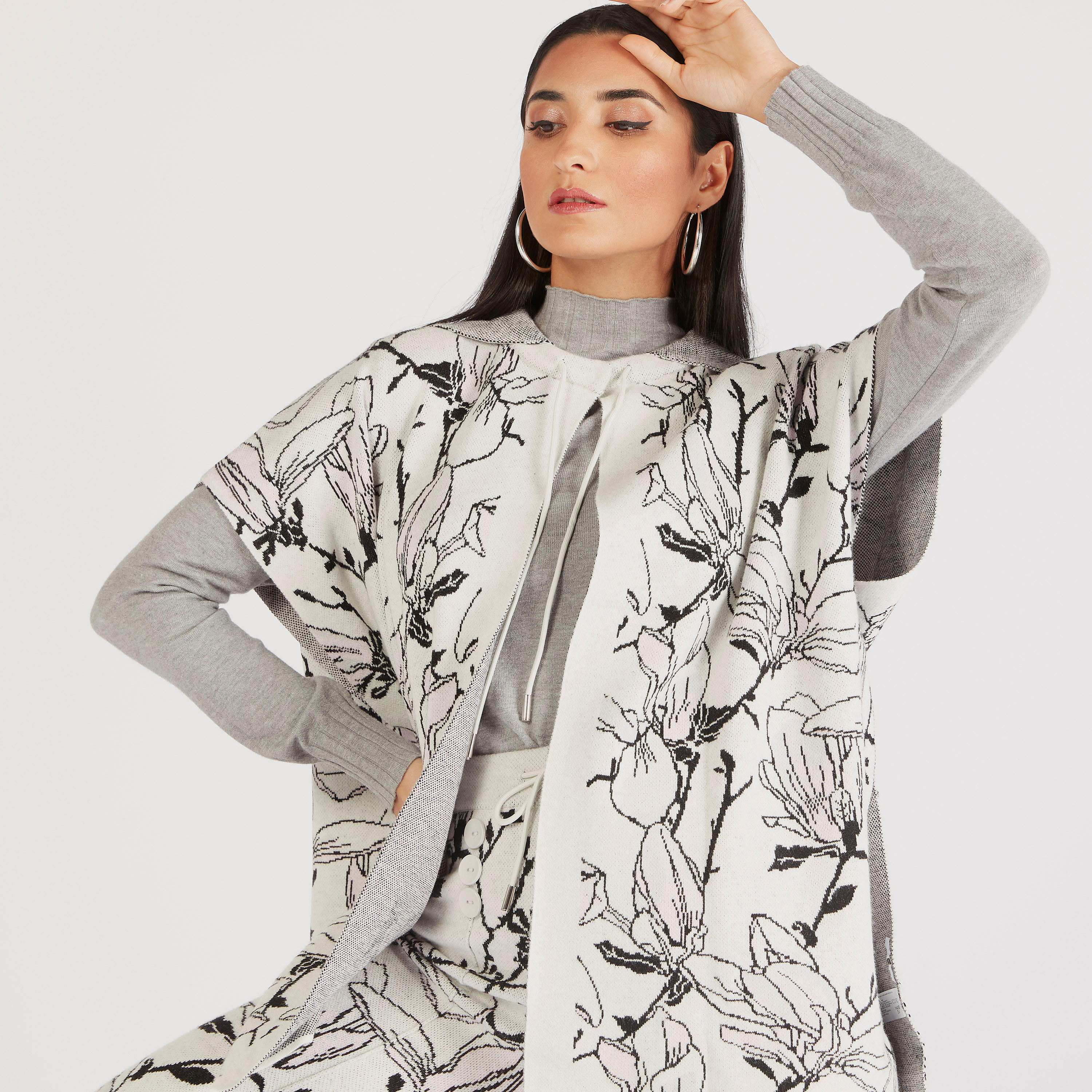 سترة فضفاضة بقبّعة وأكمام قصيرة وأزرار على الياقة من أيكونك-women-winterwear-coatsandjackets-jackets-image-5