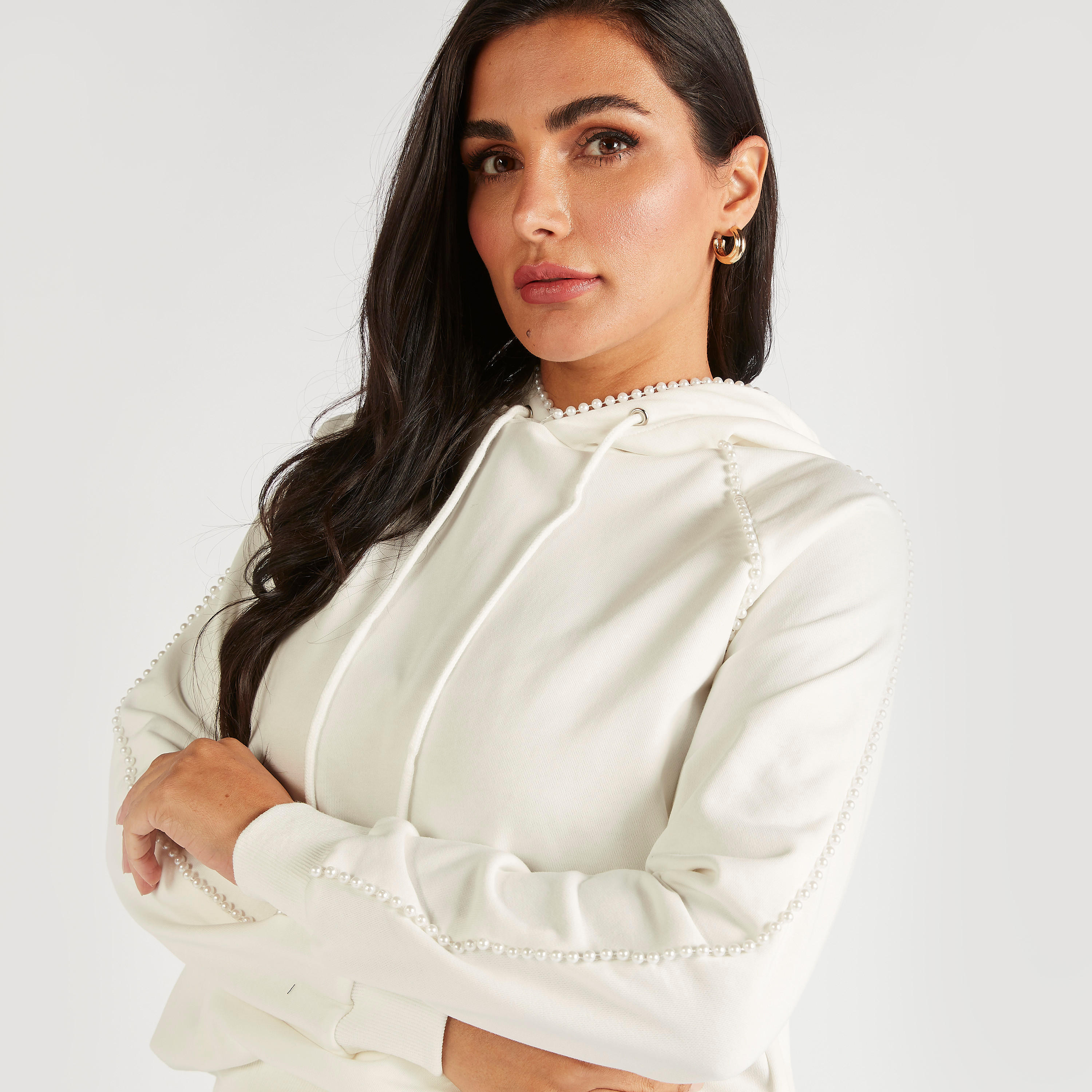 سويت شيرت بقبّعة وأكمام طويلة وتفاصيل لؤلؤ من آيكونيك-women-winterwear-hoodiesandsweatshirts-sweatshirts-image-5