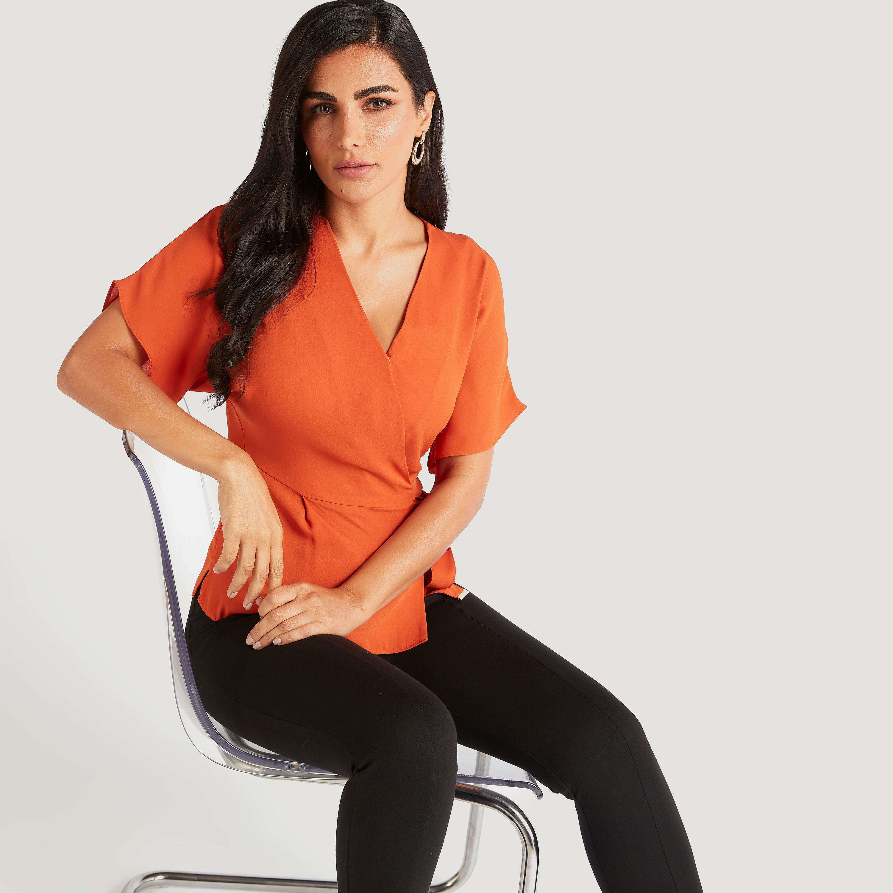 بلوزة ملفوفة بياقة V وأكمام قصيرة من أيكونيك-women-clothing-shirtsandblouses-blouses-image-1
