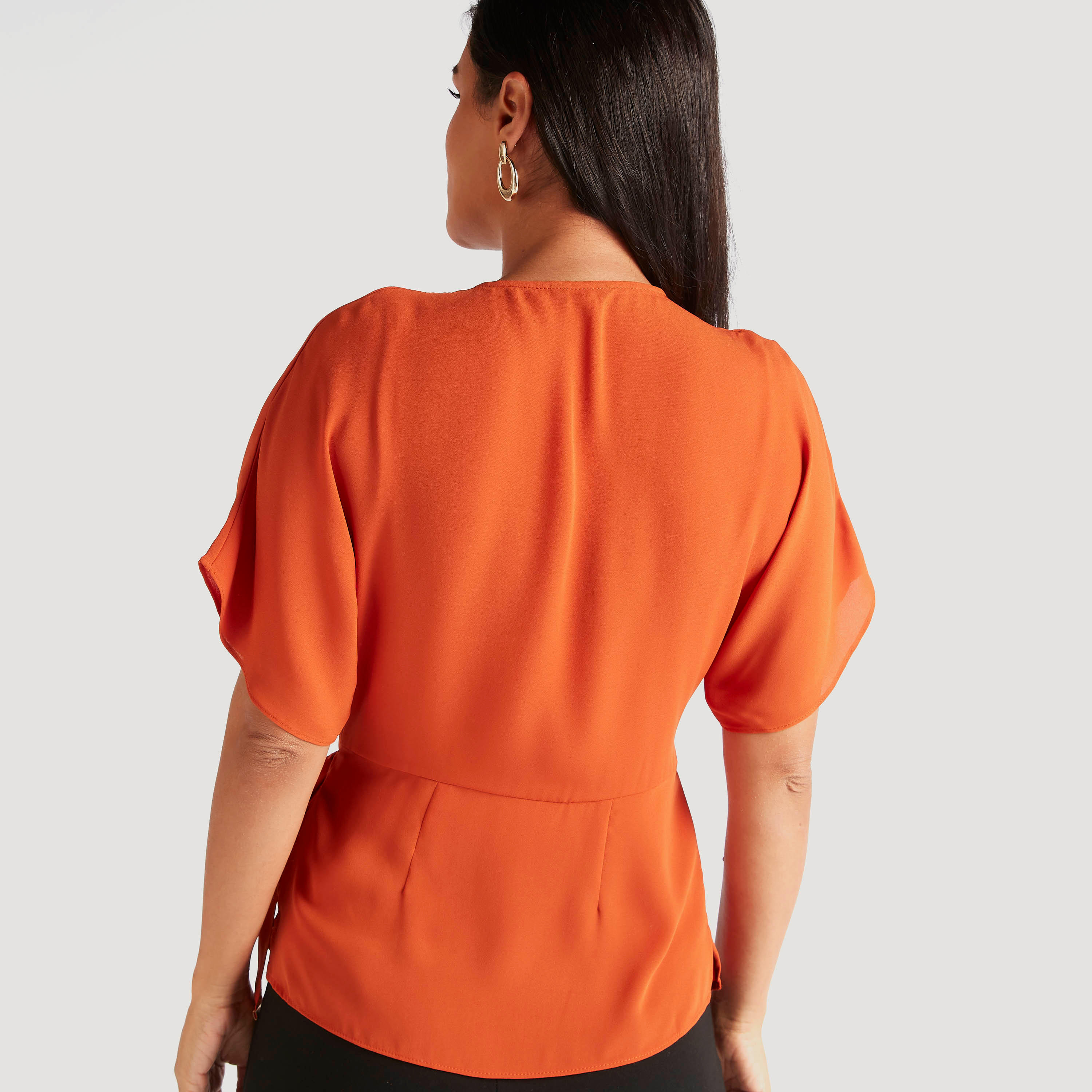 بلوزة ملفوفة بياقة V وأكمام قصيرة من أيكونيك-women-clothing-shirtsandblouses-blouses-image-4