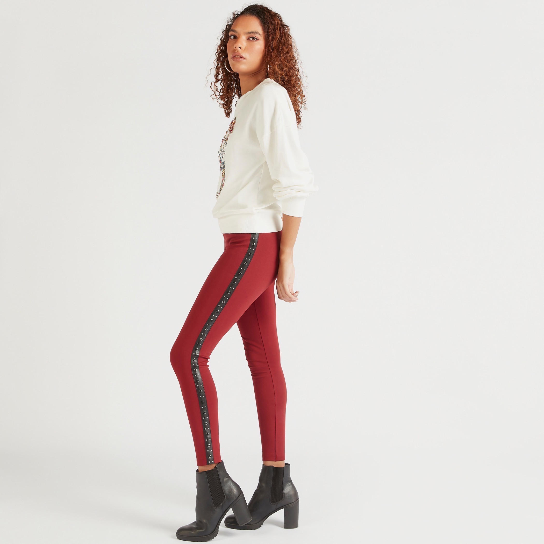 بنطلون ليقنز سادة بخصر مرتفع وتفاصيل شريطة مرصّعة من آيكونيك-women-clothing-bottoms-leggings-image-2
