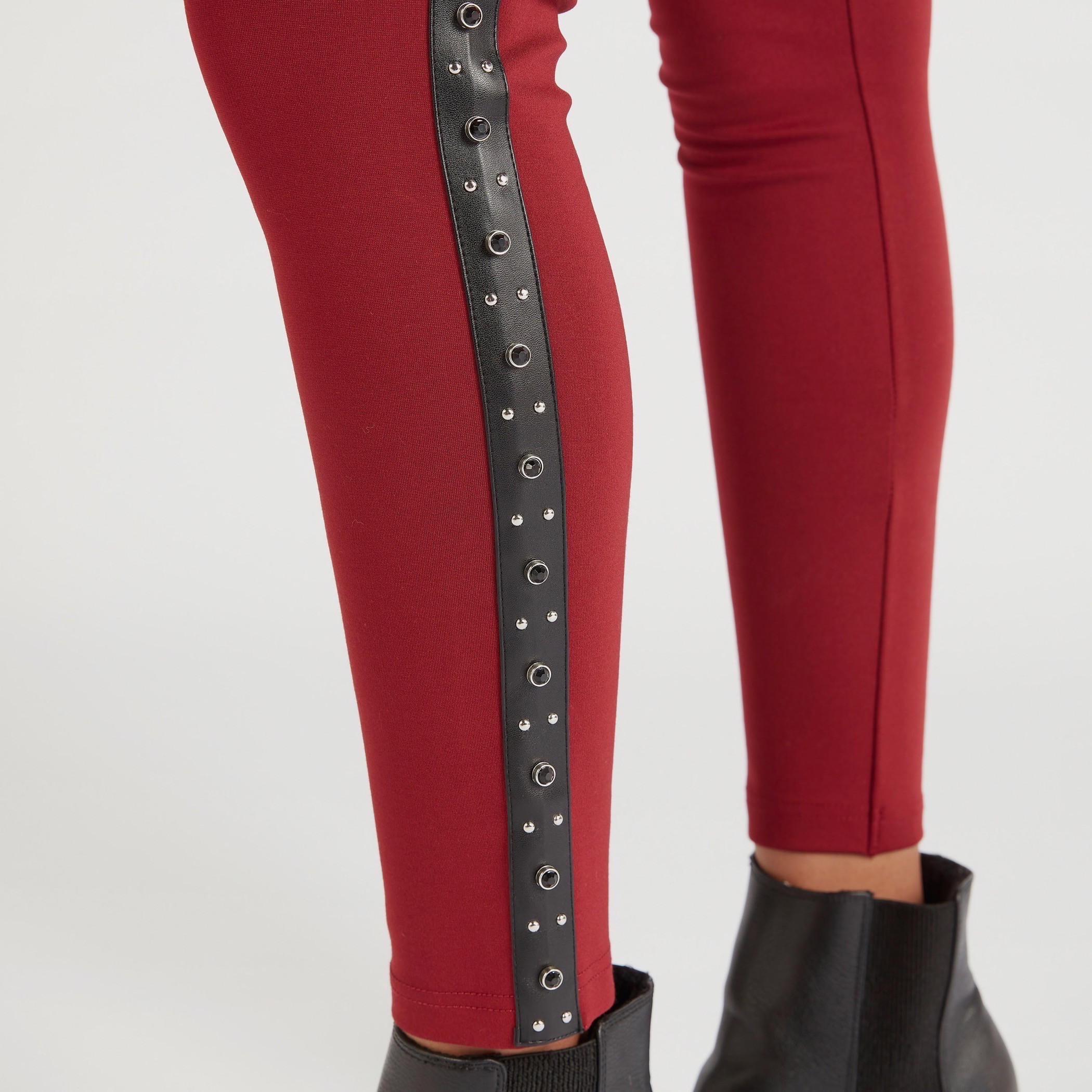 بنطلون ليقنز سادة بخصر مرتفع وتفاصيل شريطة مرصّعة من آيكونيك-women-clothing-bottoms-leggings-image-3