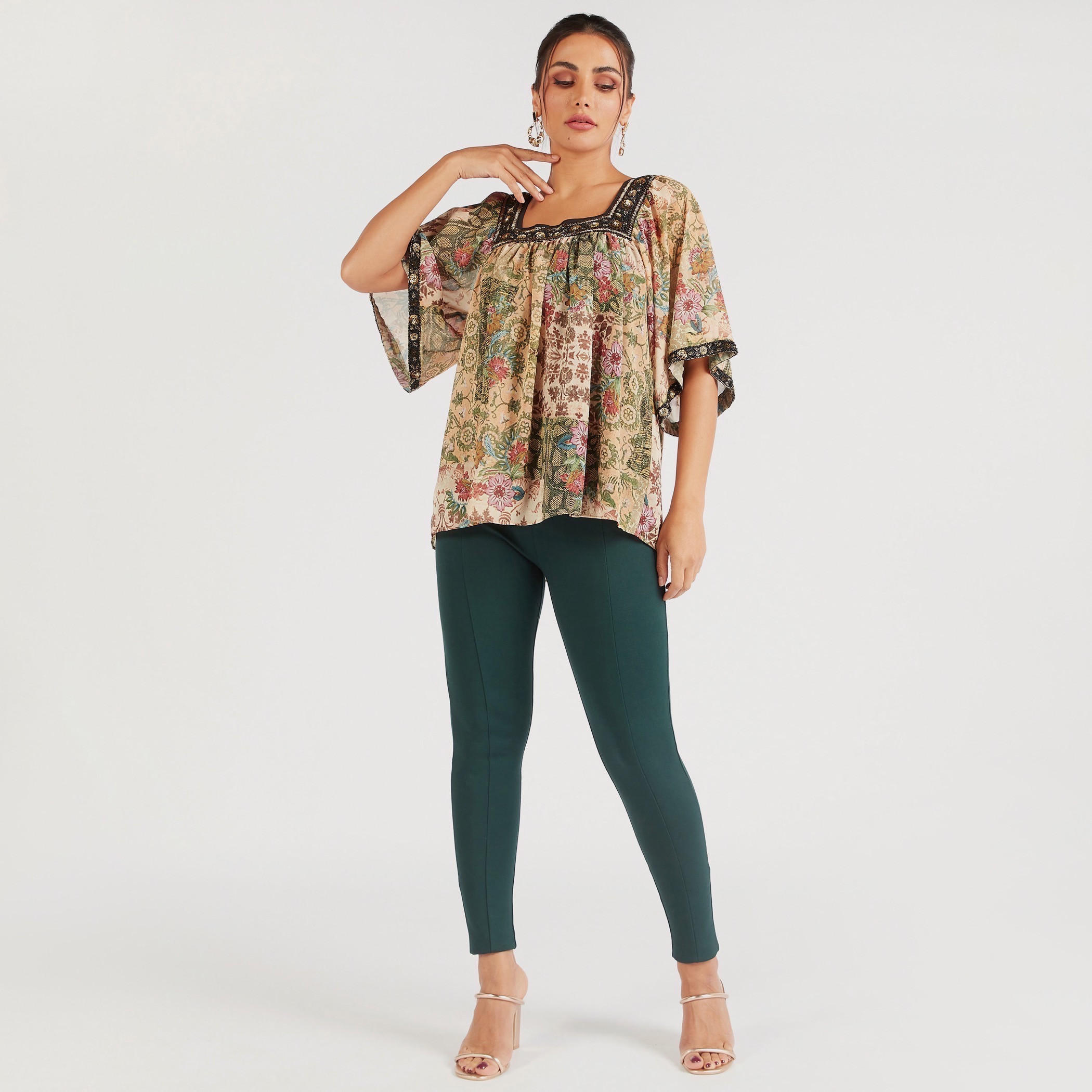 بلوزة بياقة مربعة وطبعات زهور وأكمام 3/4 وأربطة من أيكونك-women-clothing-shirtsandblouses-blouses-image-2
