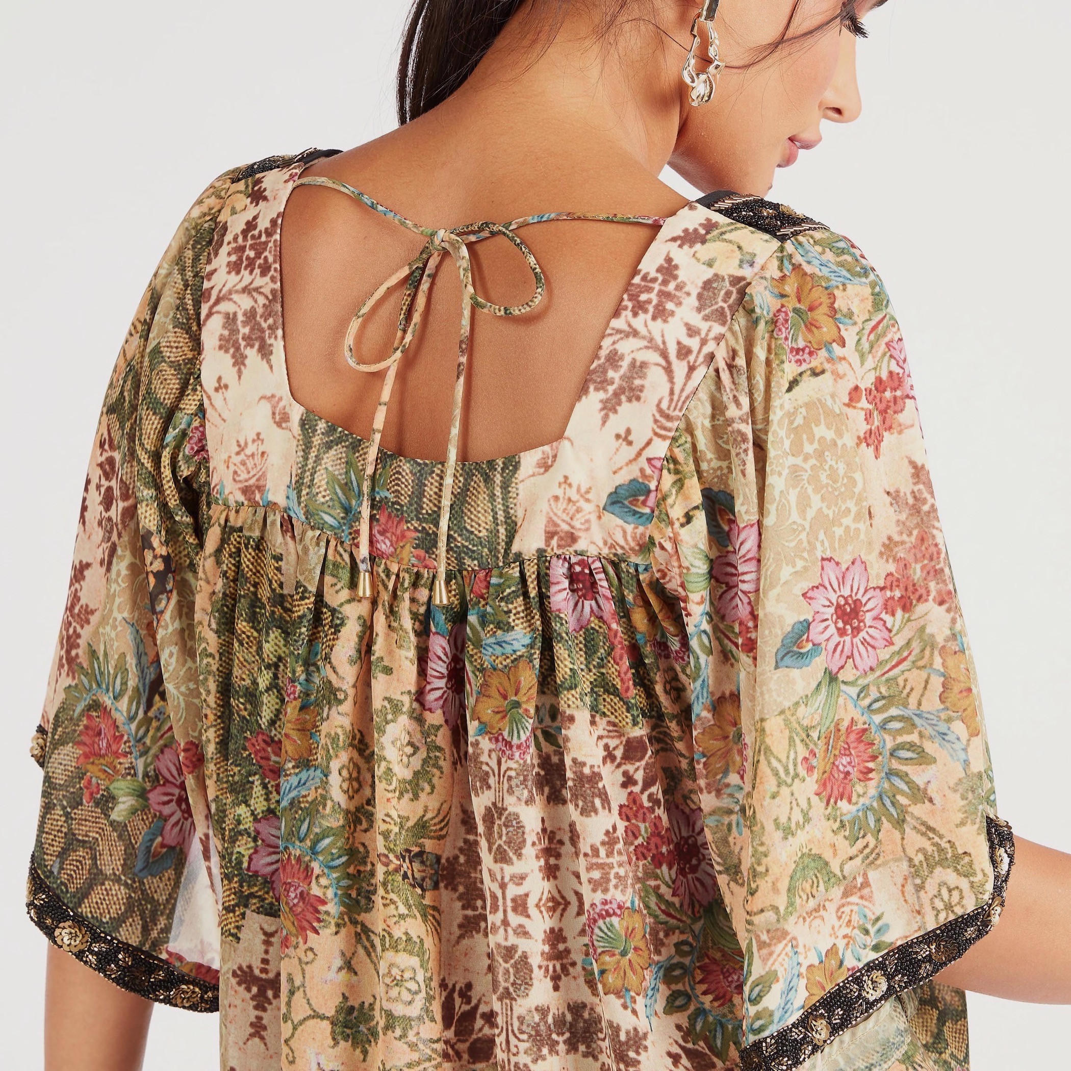 بلوزة بياقة مربعة وطبعات زهور وأكمام 3/4 وأربطة من أيكونك-women-clothing-shirtsandblouses-blouses-image-3