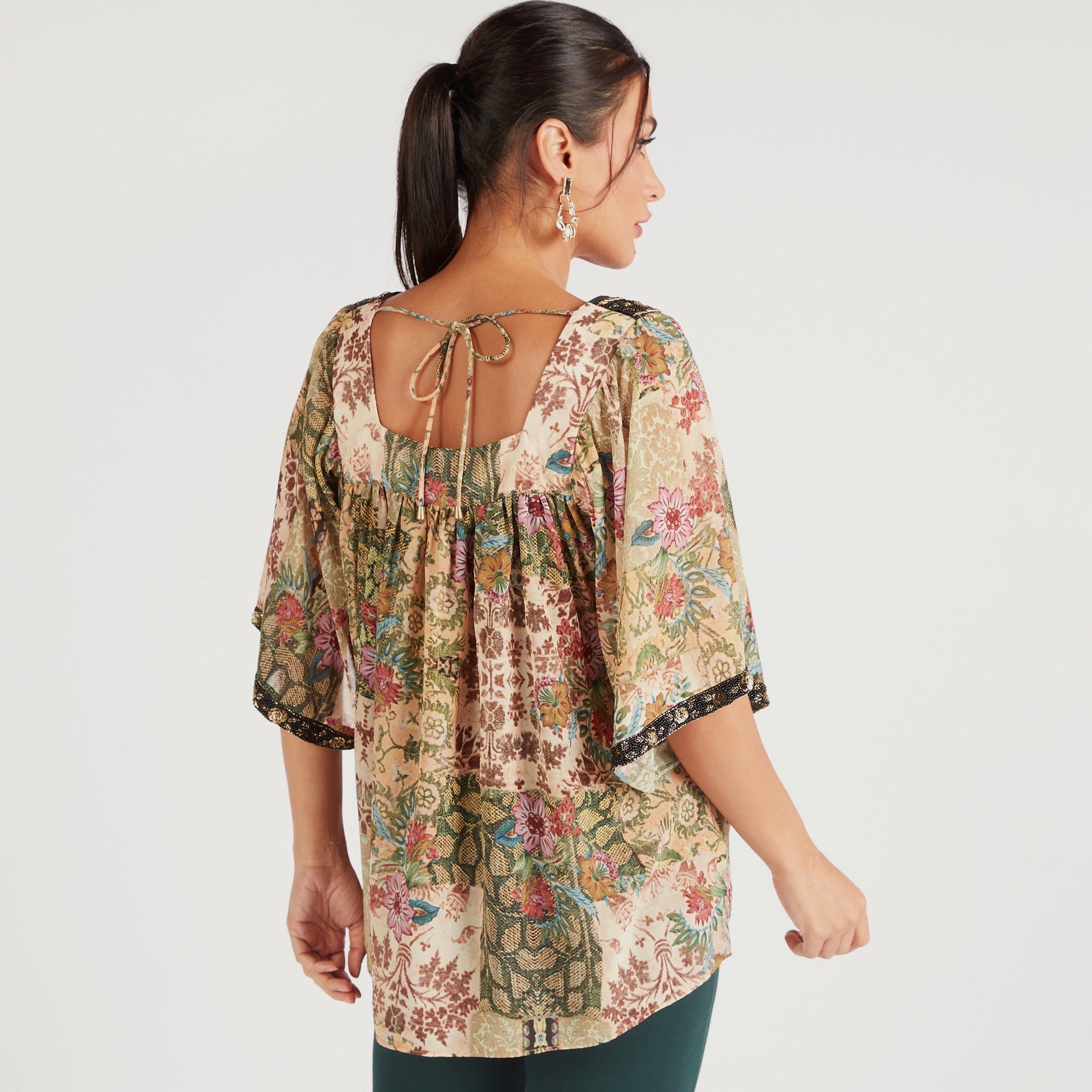بلوزة بياقة مربعة وطبعات زهور وأكمام 3/4 وأربطة من أيكونك-women-clothing-shirtsandblouses-blouses-image-4