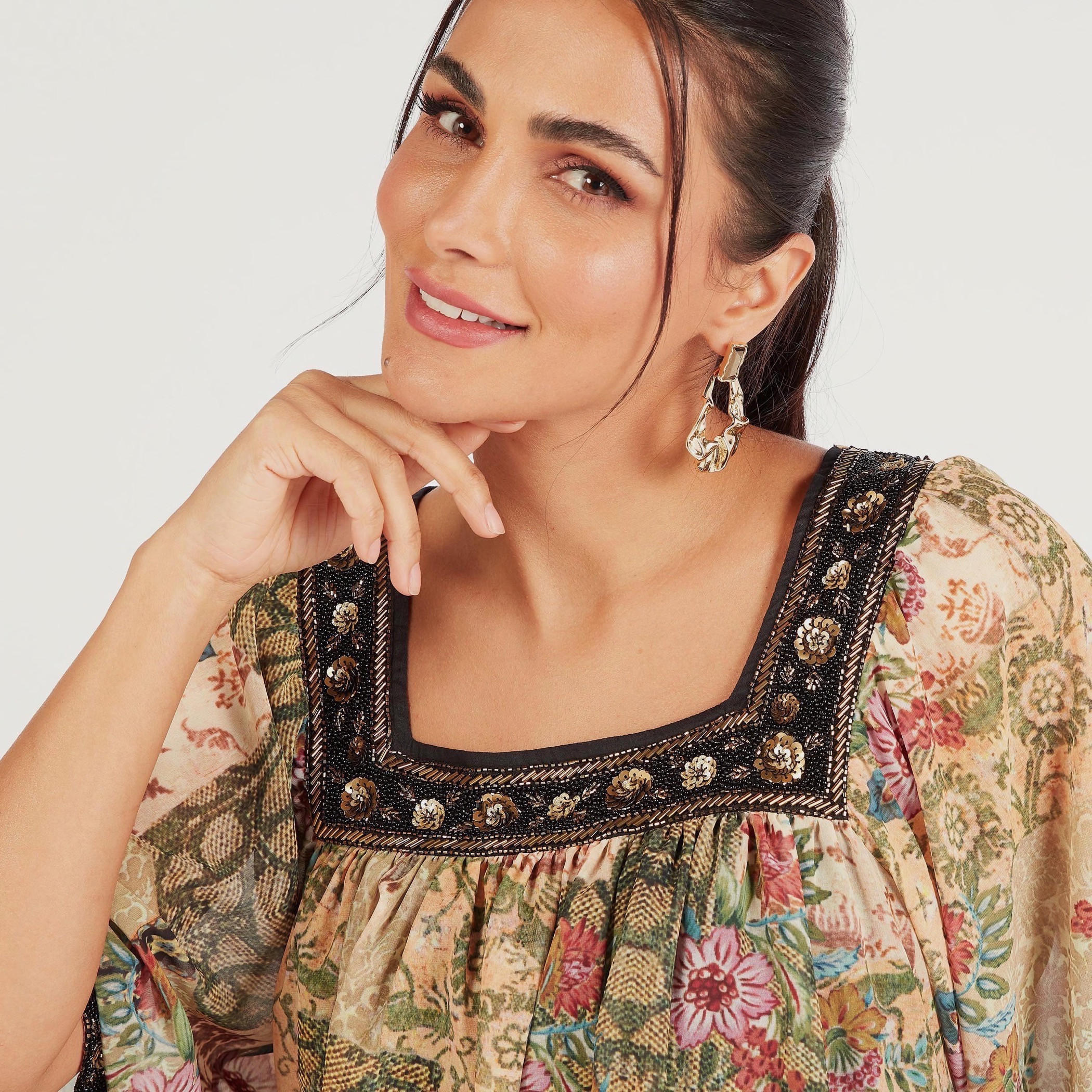 بلوزة بياقة مربعة وطبعات زهور وأكمام 3/4 وأربطة من أيكونك-women-clothing-shirtsandblouses-blouses-image-5