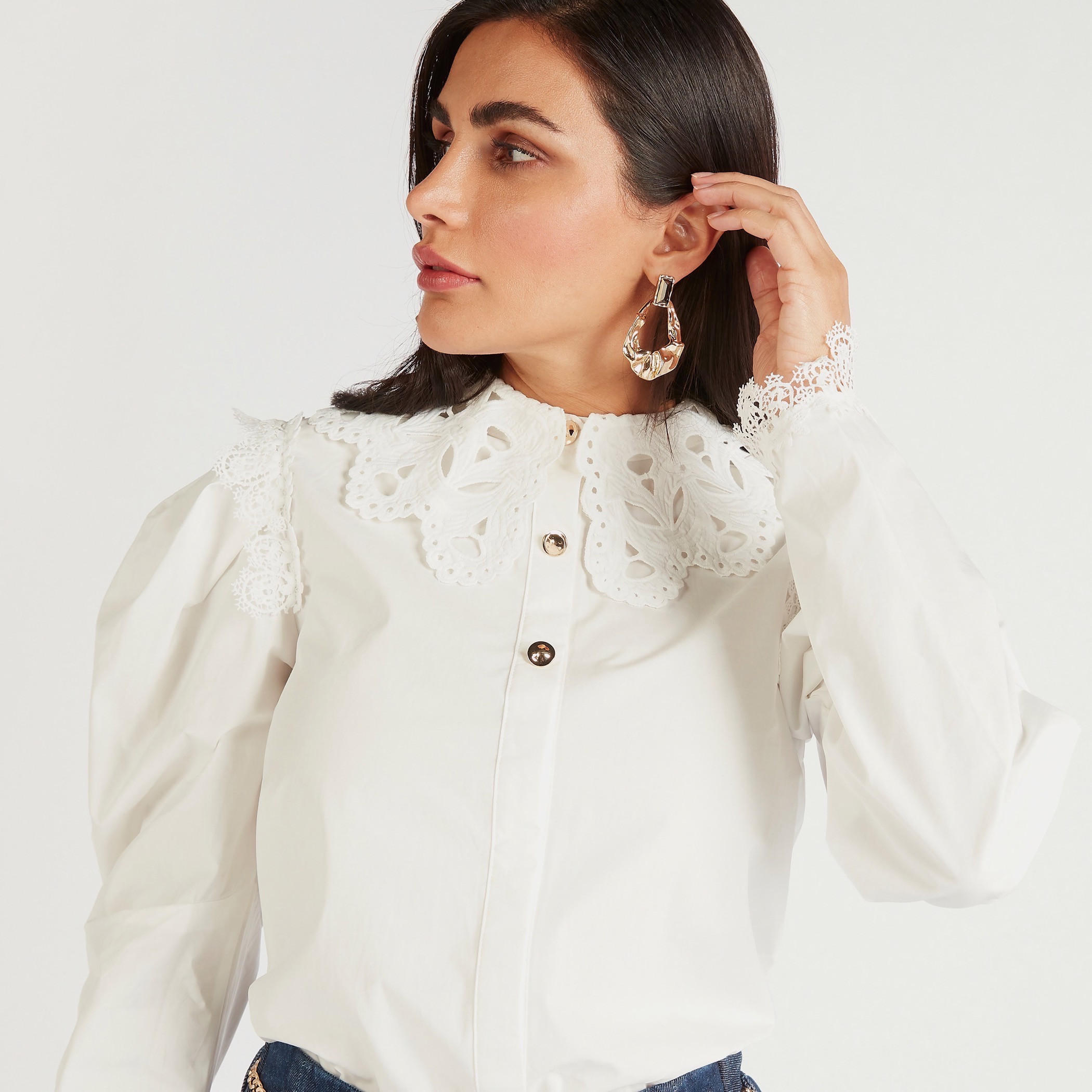 بلوزة مطرّزة بأكمام طويلة وتفاصيل شيفلي من آيكونيك-women-clothing-shirtsandblouses-blouses-image-3
