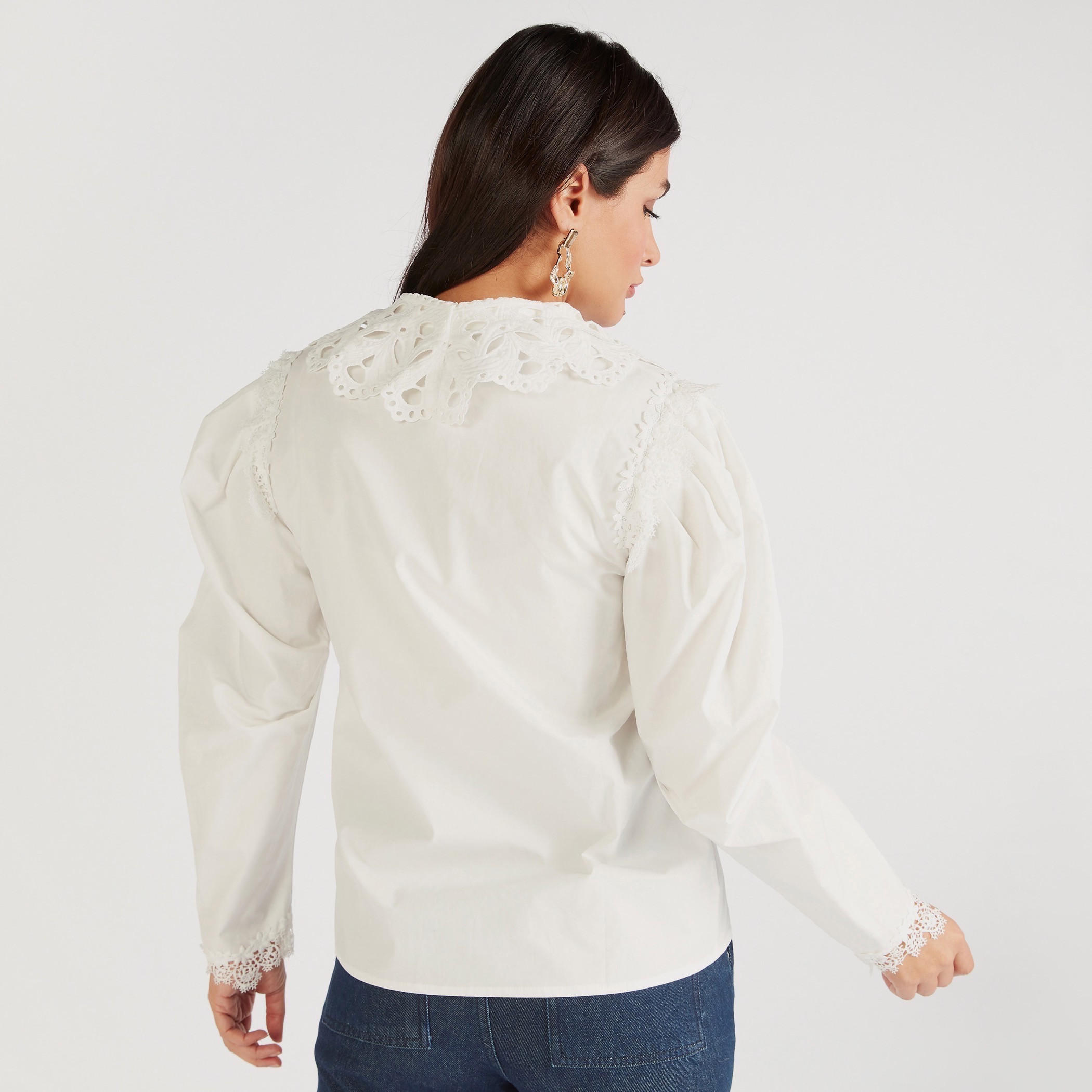 بلوزة مطرّزة بأكمام طويلة وتفاصيل شيفلي من آيكونيك-women-clothing-shirtsandblouses-blouses-image-4