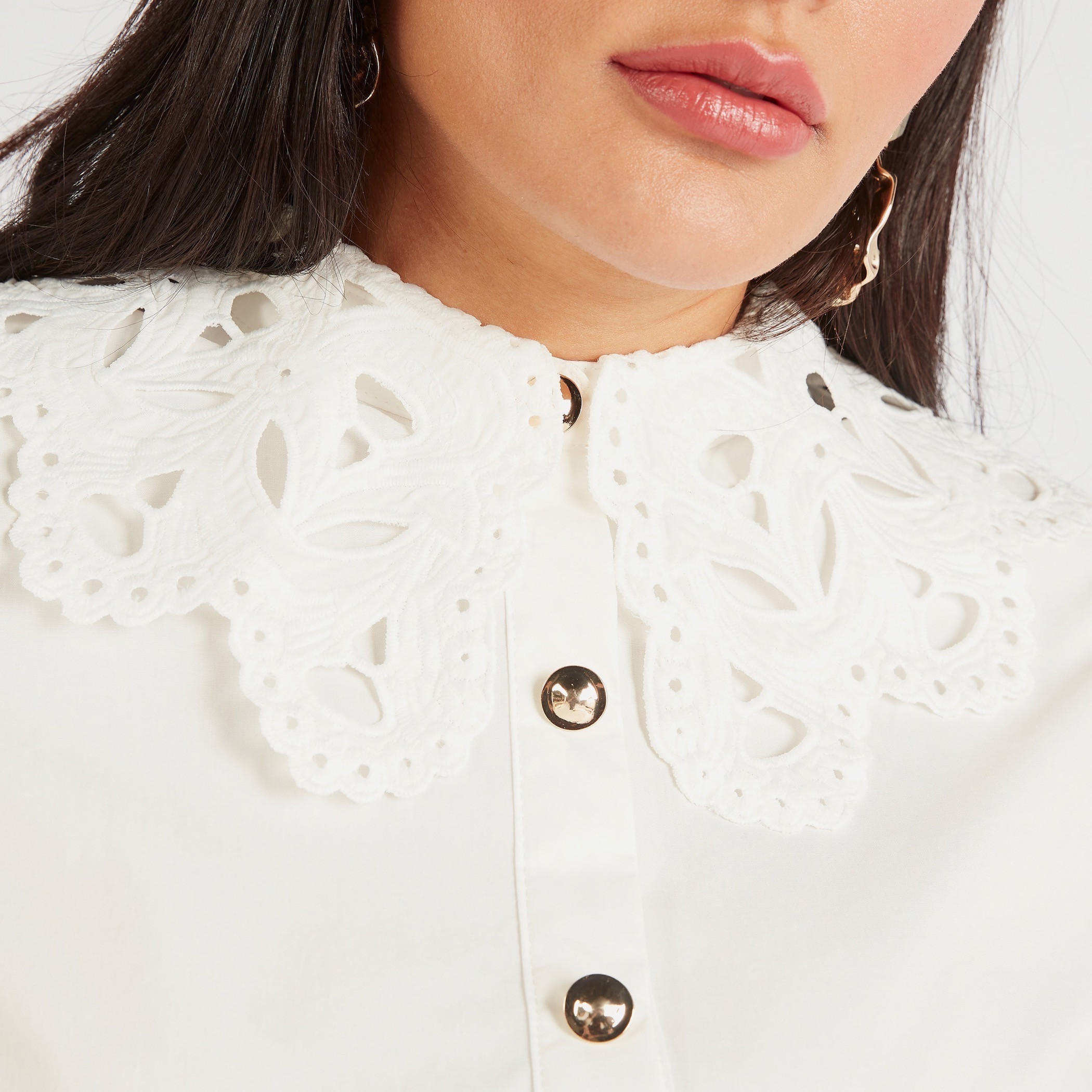 بلوزة مطرّزة بأكمام طويلة وتفاصيل شيفلي من آيكونيك-women-clothing-shirtsandblouses-blouses-image-5