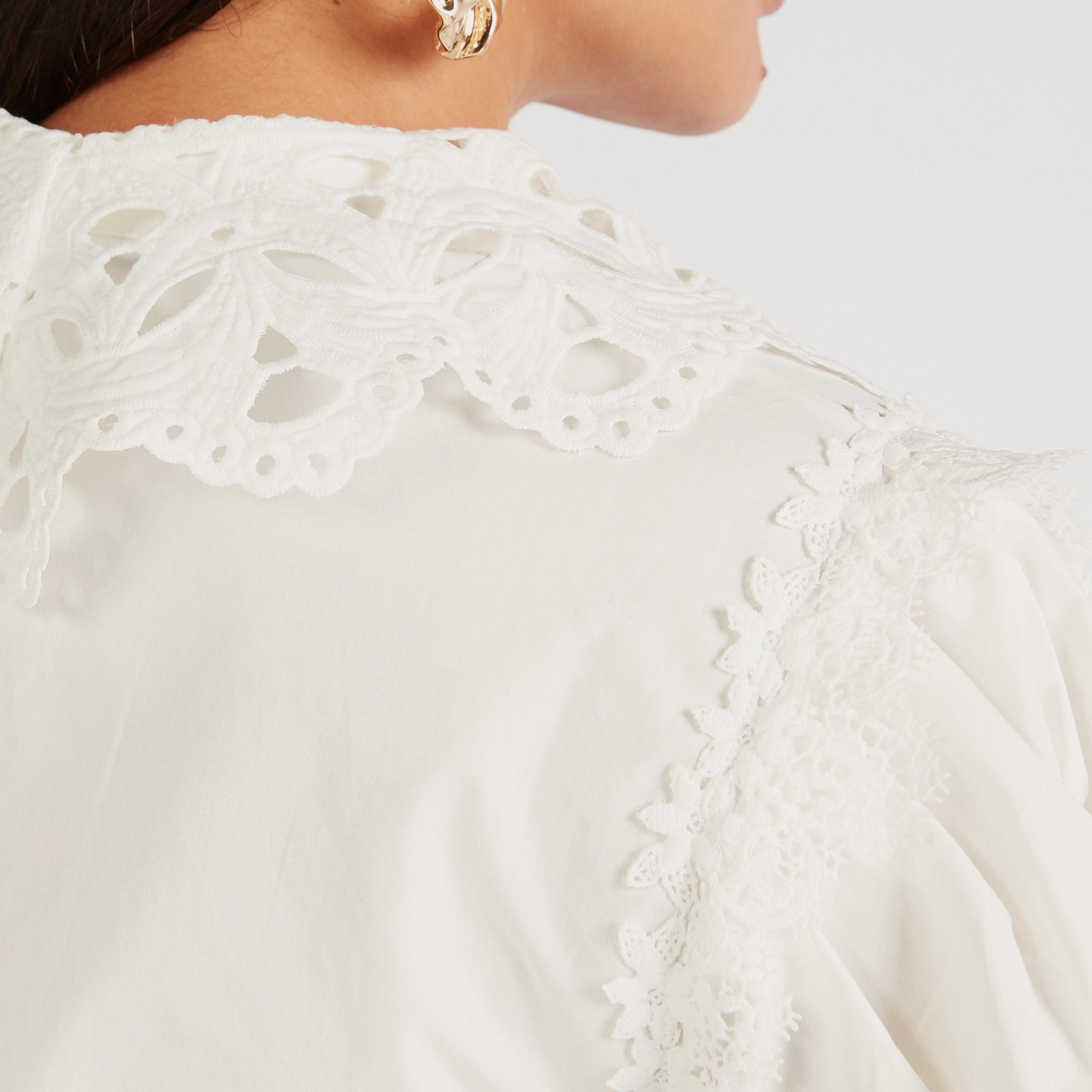 بلوزة مطرّزة بأكمام طويلة وتفاصيل شيفلي من آيكونيك-women-clothing-shirtsandblouses-blouses-image-6