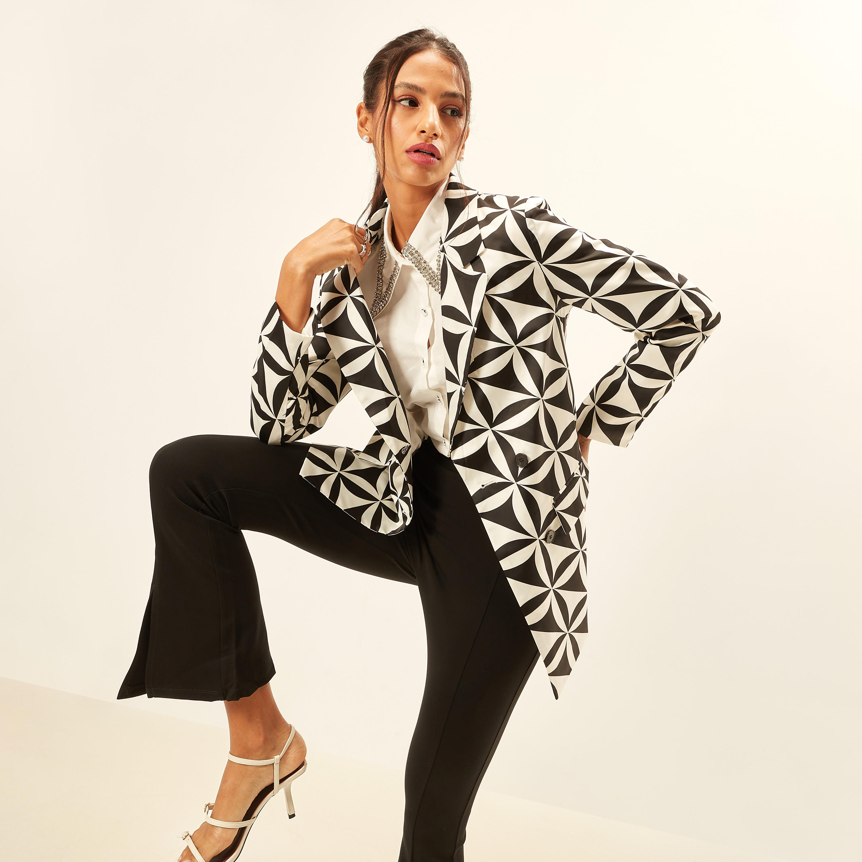 جاكيت بليزر بطبعات وياقة مطوية وجيوب بطية من آيكونيك-women-clothing-coatsandjackets-blazers-image-2