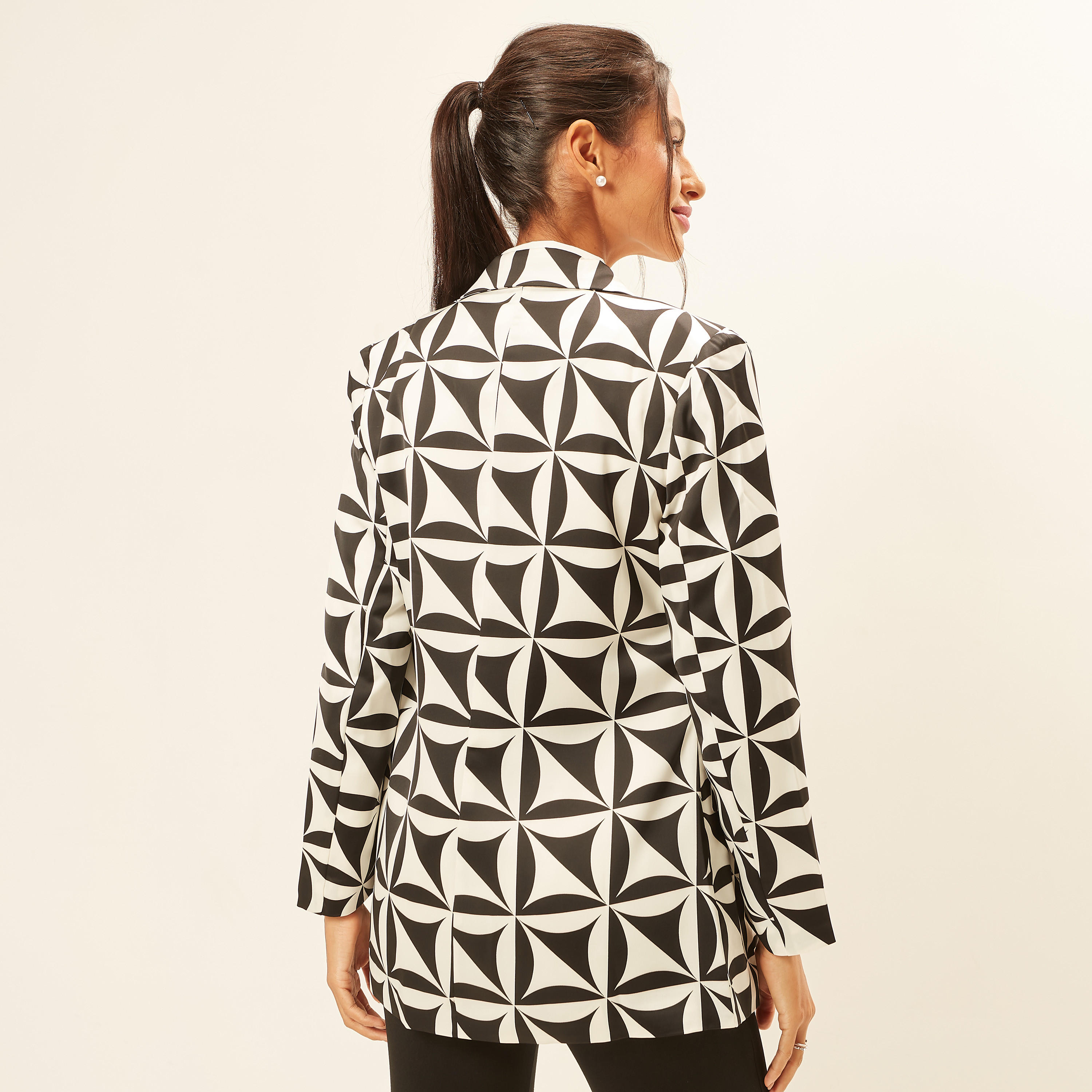 جاكيت بليزر بطبعات وياقة مطوية وجيوب بطية من آيكونيك-women-clothing-coatsandjackets-blazers-image-4