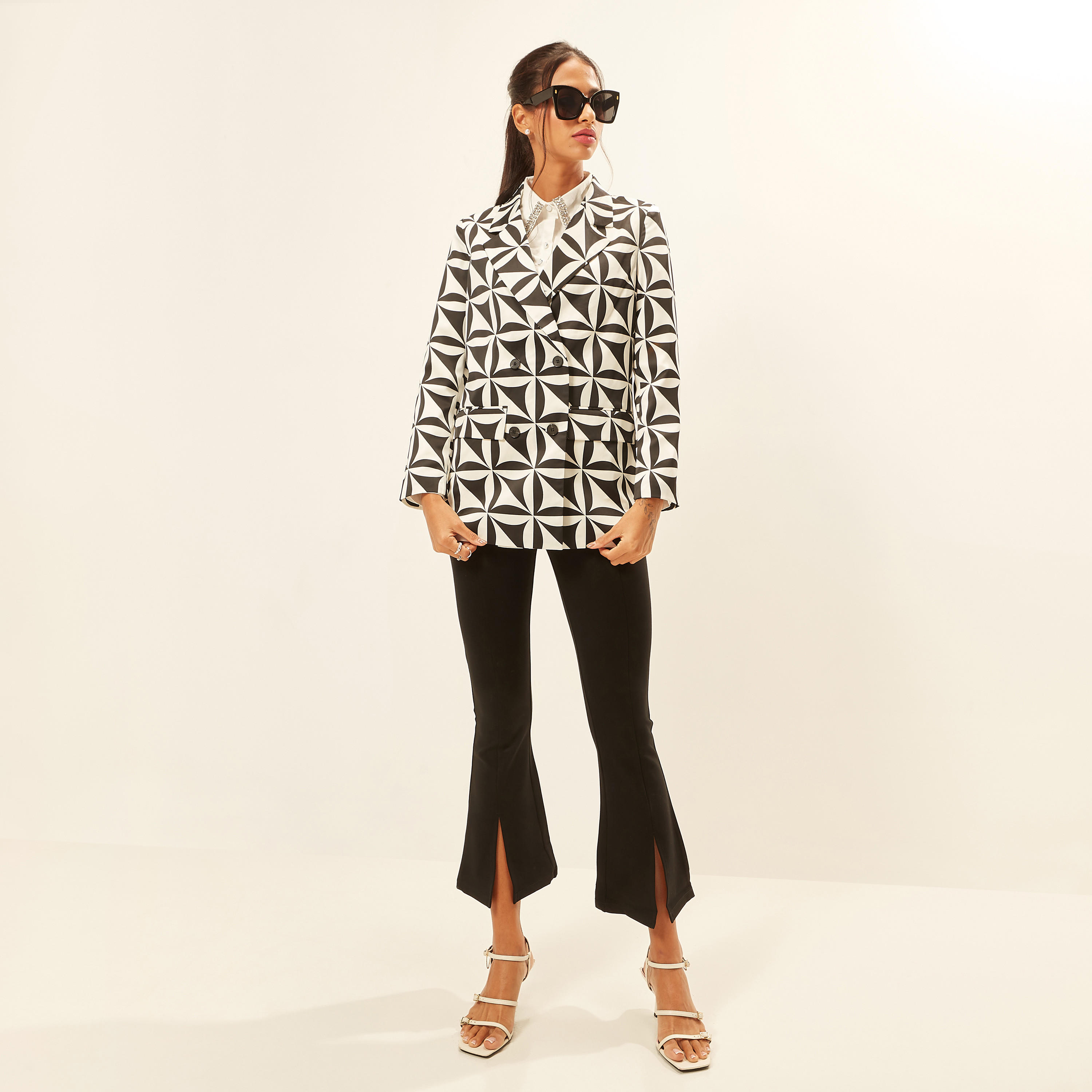 جاكيت بليزر بطبعات وياقة مطوية وجيوب بطية من آيكونيك-women-clothing-coatsandjackets-blazers-image-6