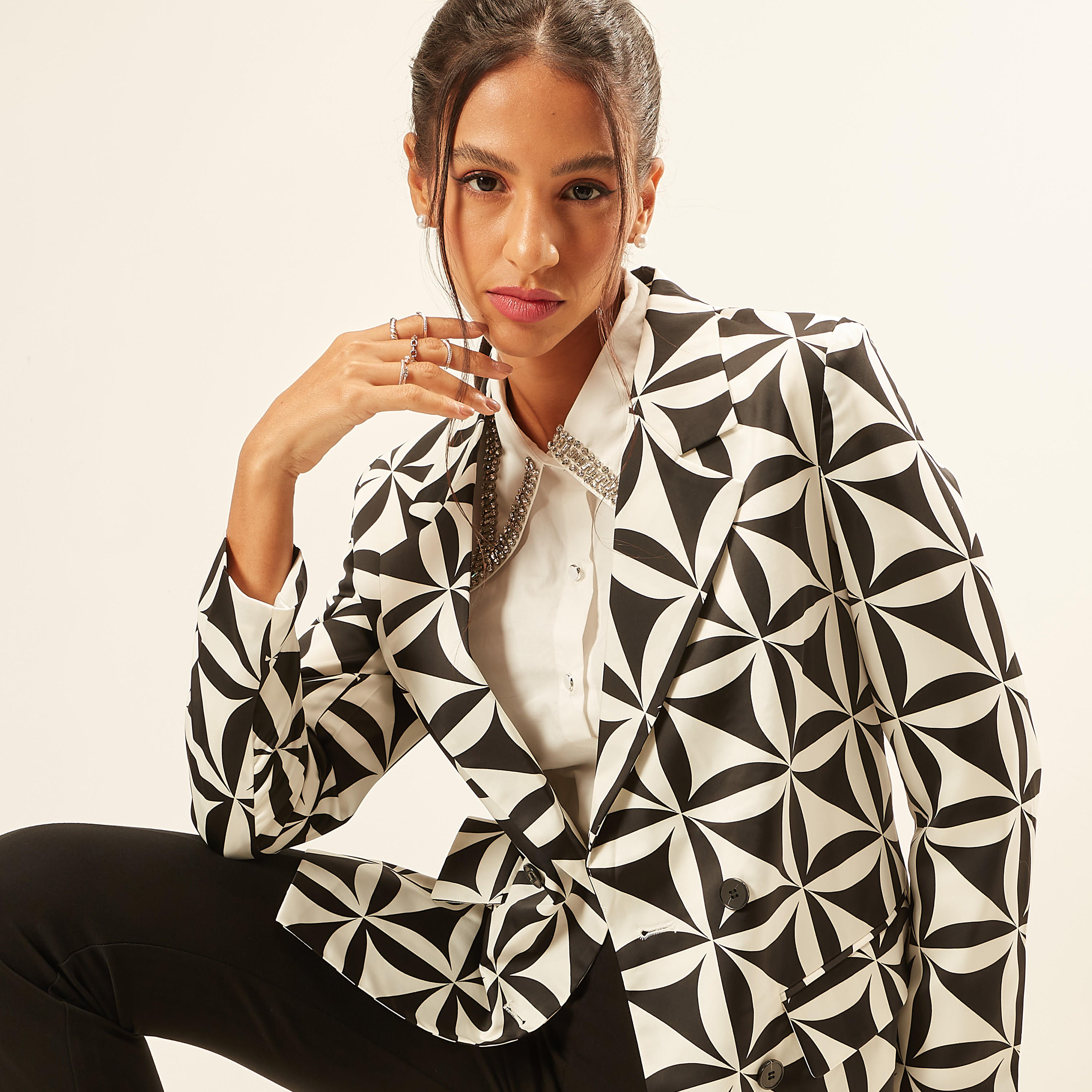 جاكيت بليزر بطبعات وياقة مطوية وجيوب بطية من آيكونيك-women-clothing-coatsandjackets-blazers-image-7