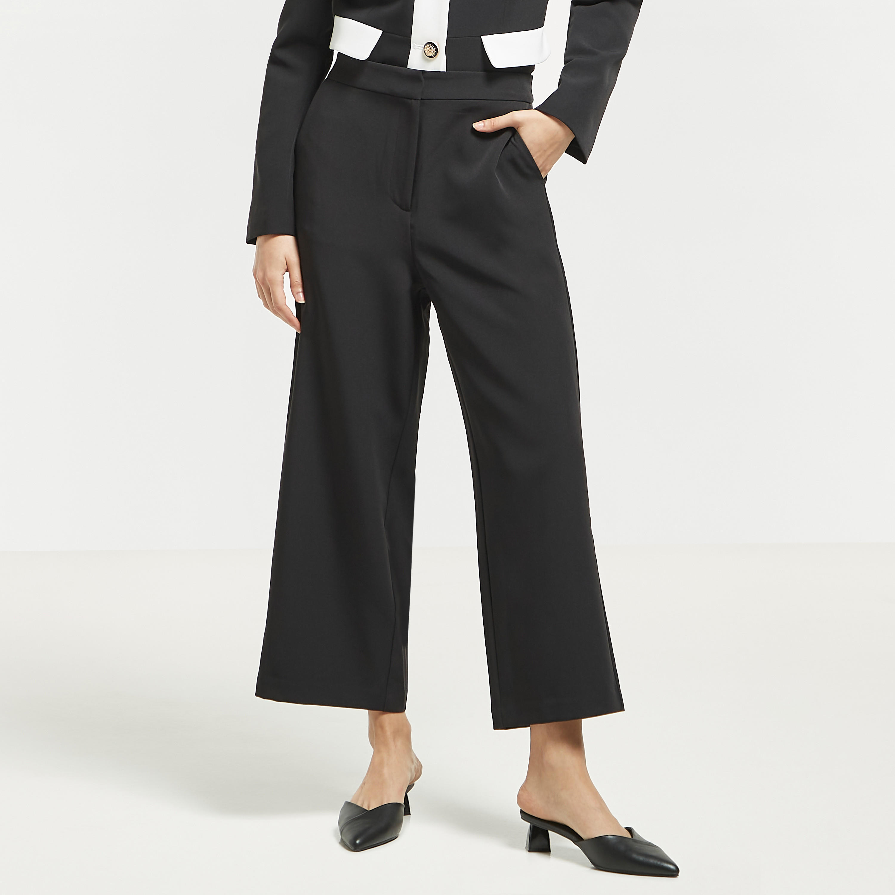 بنطلون قصير سادة بخصر مطاطي وجيوب من آيكونيك-women-clothing-bottoms-trousers-image-1