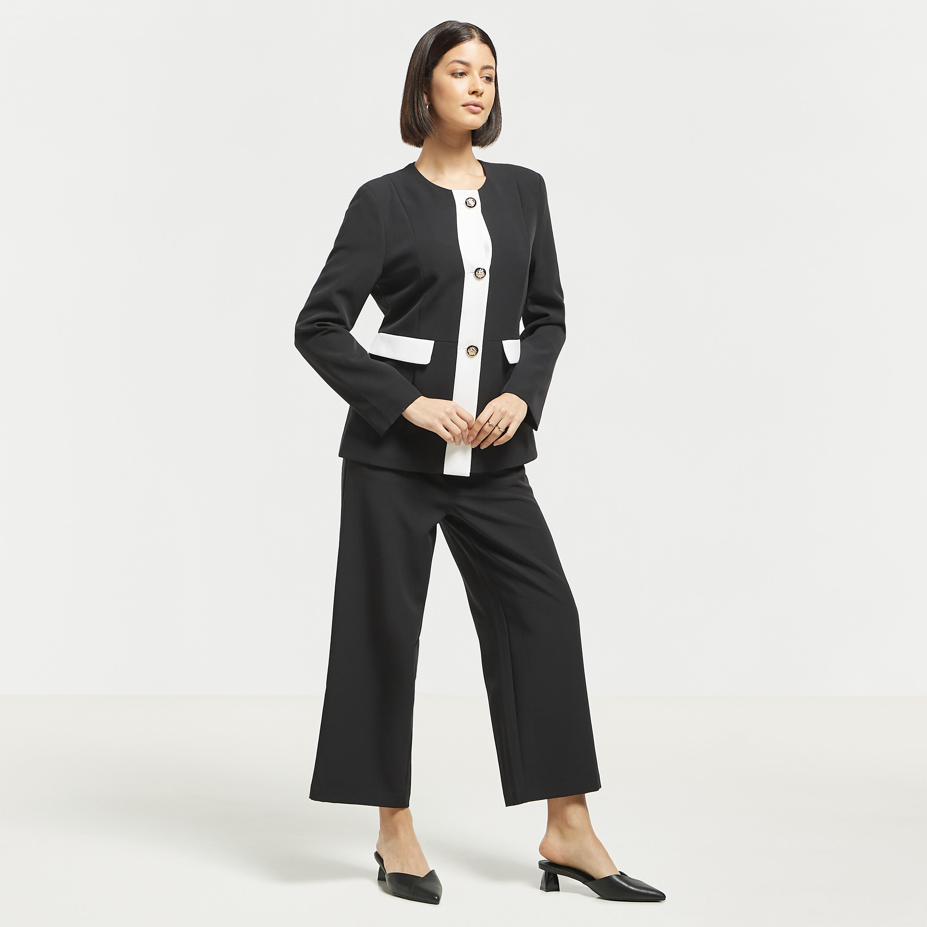 بنطلون قصير سادة بخصر مطاطي وجيوب من آيكونيك-women-clothing-bottoms-trousers-image-2