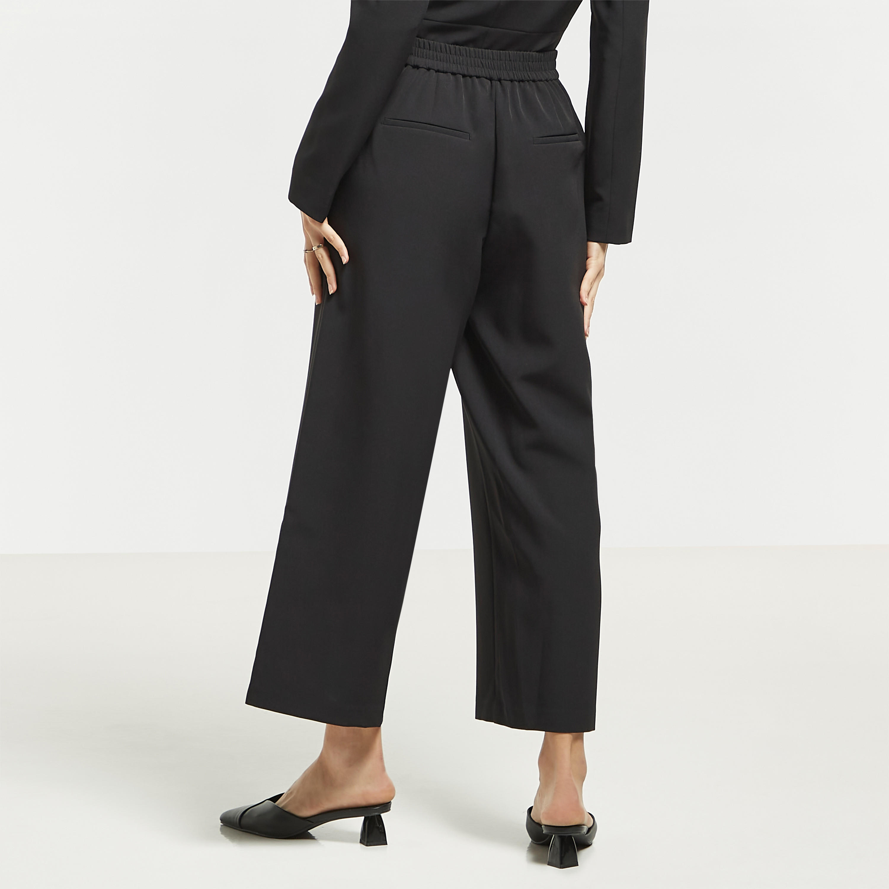 بنطلون قصير سادة بخصر مطاطي وجيوب من آيكونيك-women-clothing-bottoms-trousers-image-3