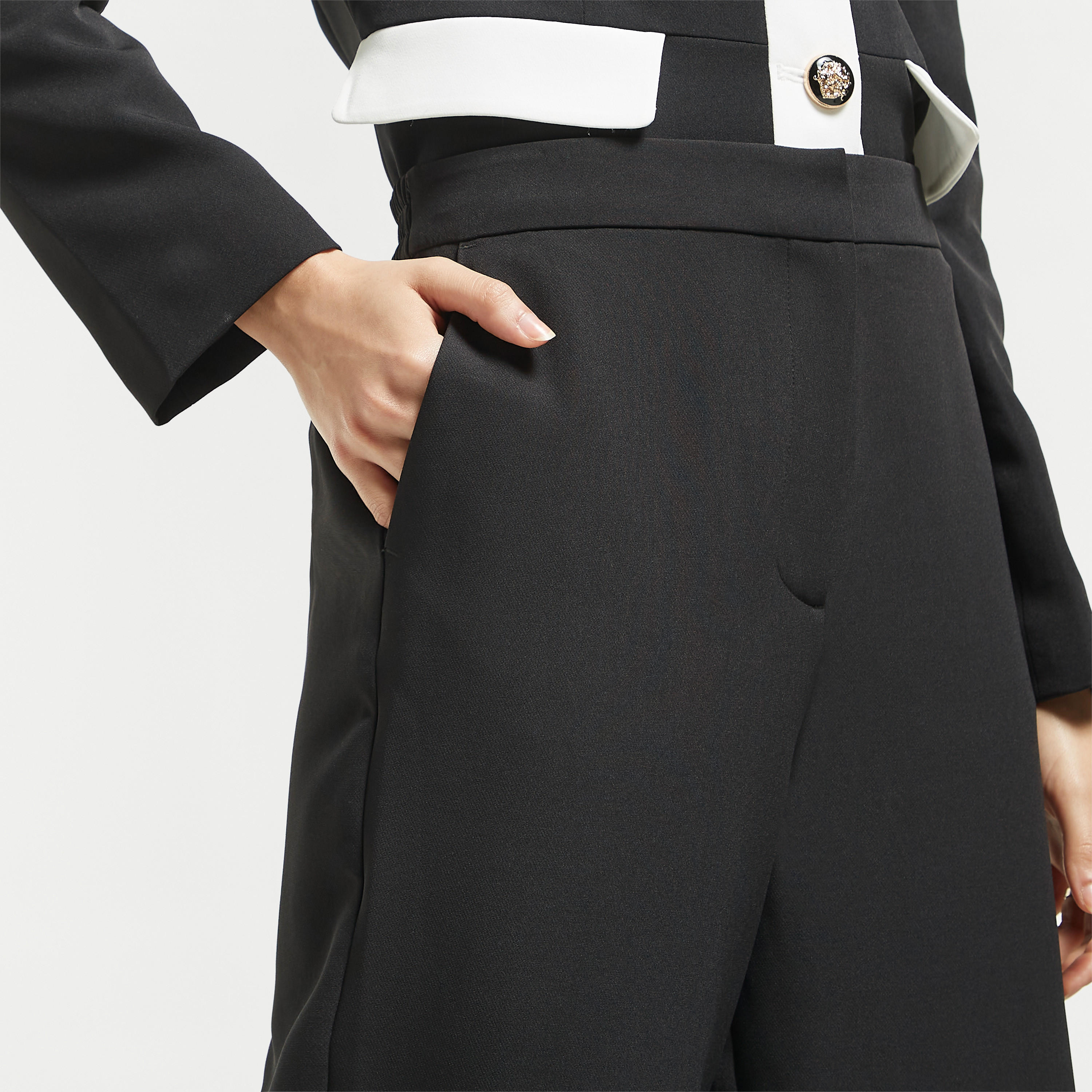 بنطلون قصير سادة بخصر مطاطي وجيوب من آيكونيك-women-clothing-bottoms-trousers-image-4