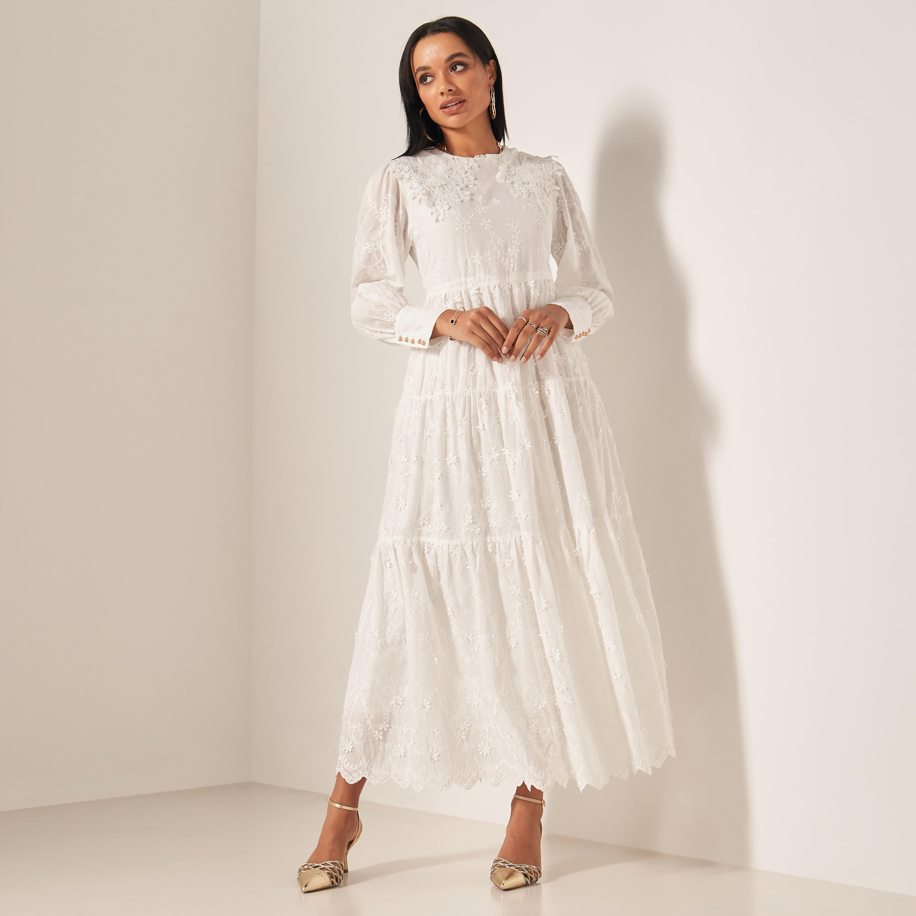 فستان طويل متعدد الطبقات بأكمام طويلة ودانتيل وتطريز أزهار من آيكونيك-women-clothing-dresses-image-1