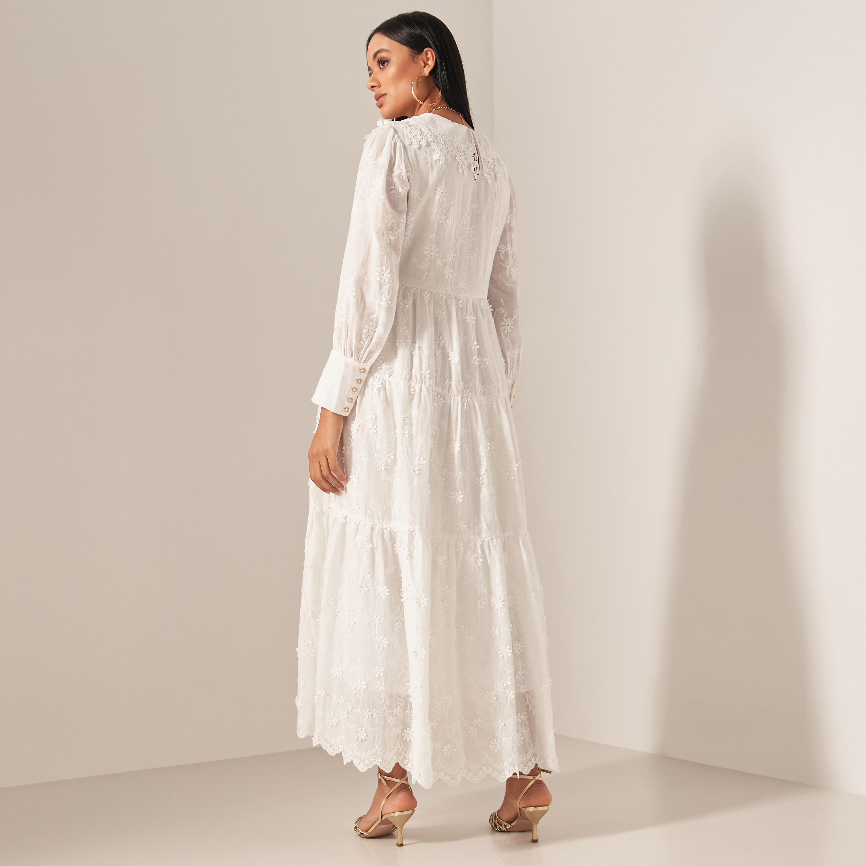 فستان طويل متعدد الطبقات بأكمام طويلة ودانتيل وتطريز أزهار من آيكونيك-women-clothing-dresses-image-3