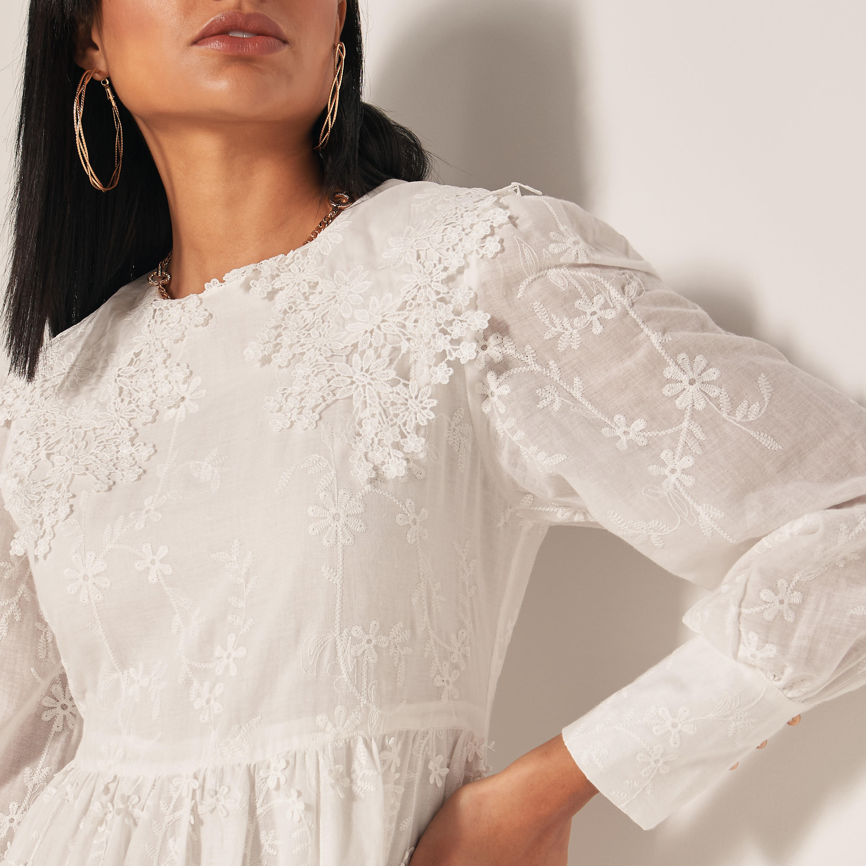 فستان طويل متعدد الطبقات بأكمام طويلة ودانتيل وتطريز أزهار من آيكونيك-women-clothing-dresses-image-4