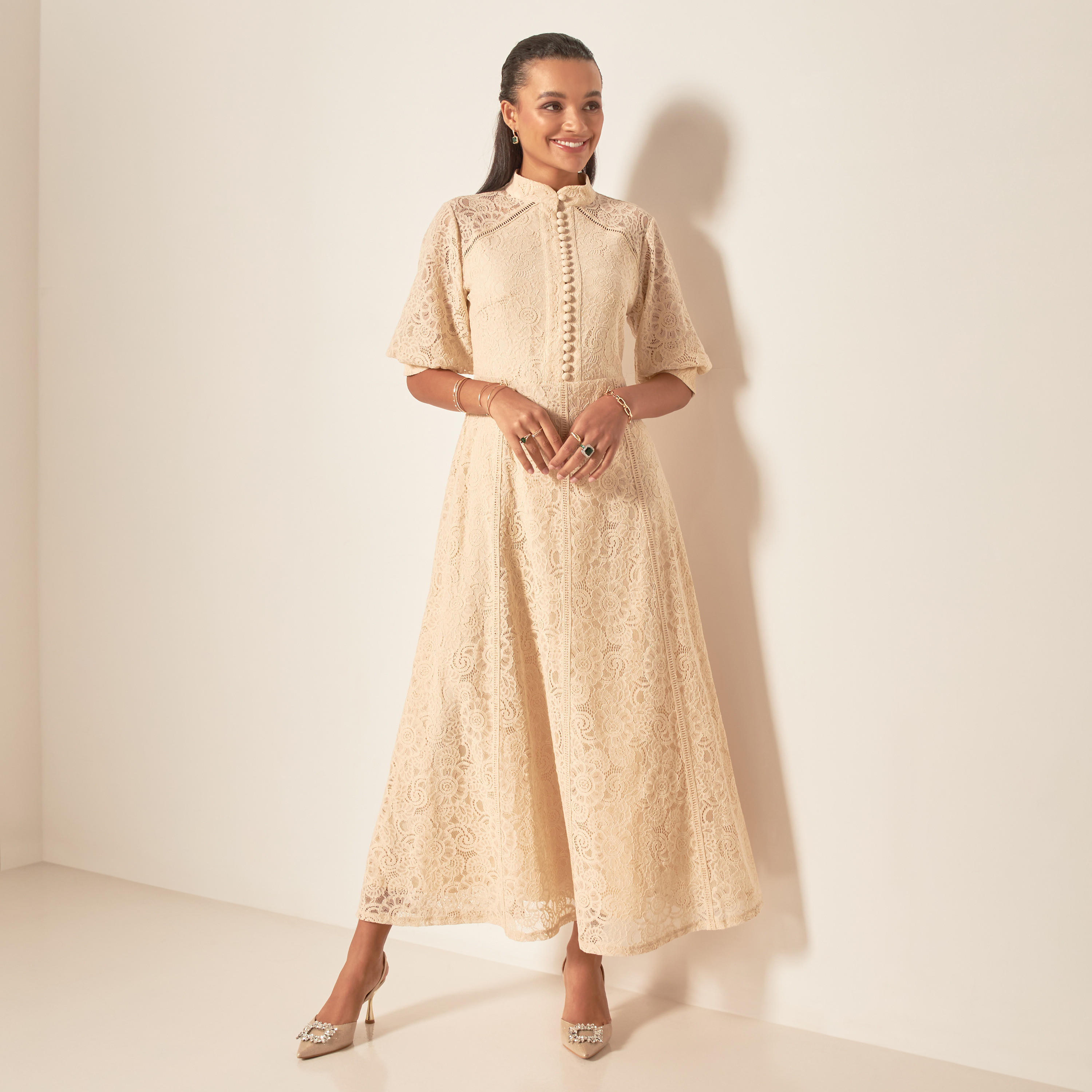 فستان طويل بياقة ماندارين وزر إغلاق وتفاصيل دانتيل من آيكونك-women-clothing-dresses-image-1