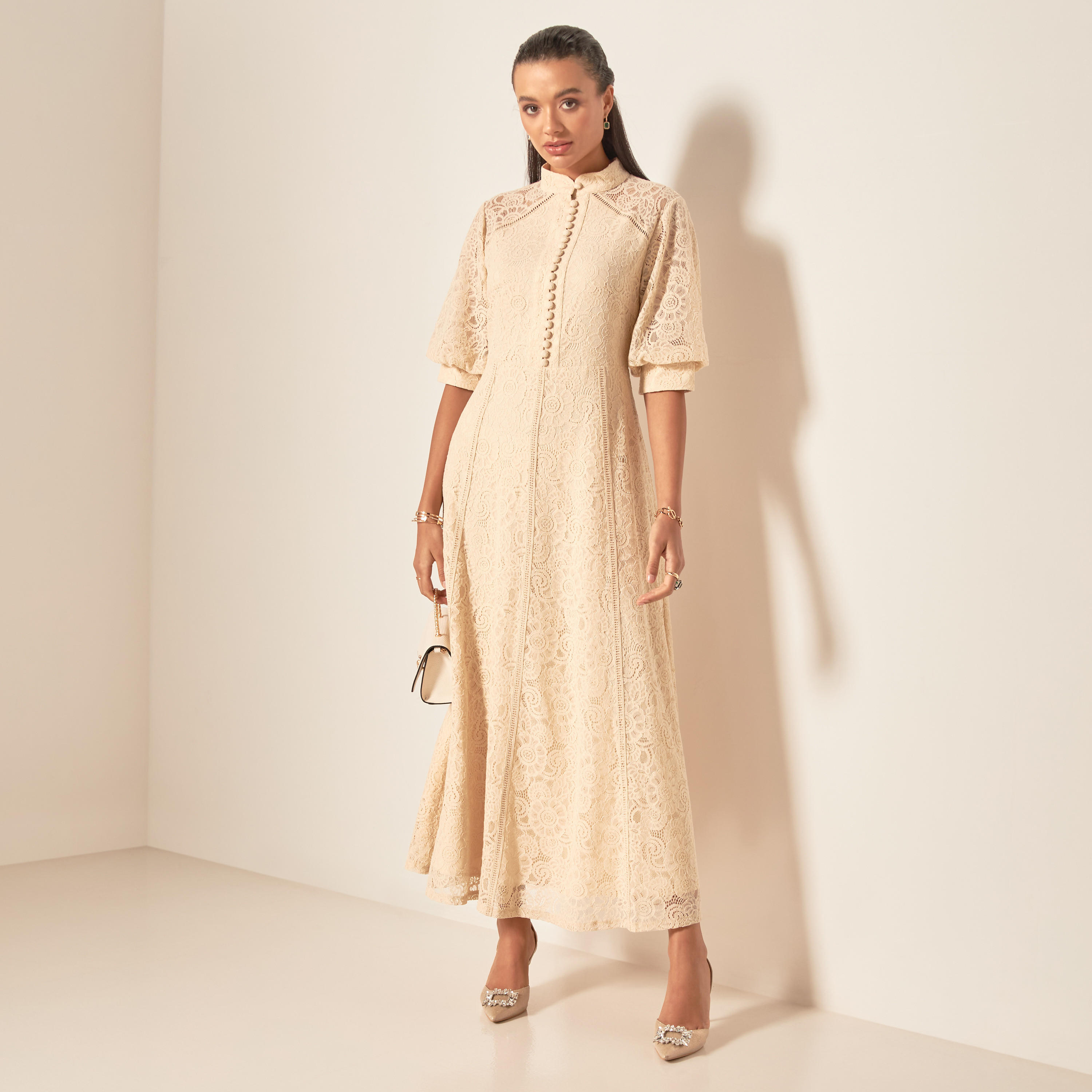 فستان طويل بياقة ماندارين وزر إغلاق وتفاصيل دانتيل من آيكونك-women-clothing-dresses-image-2