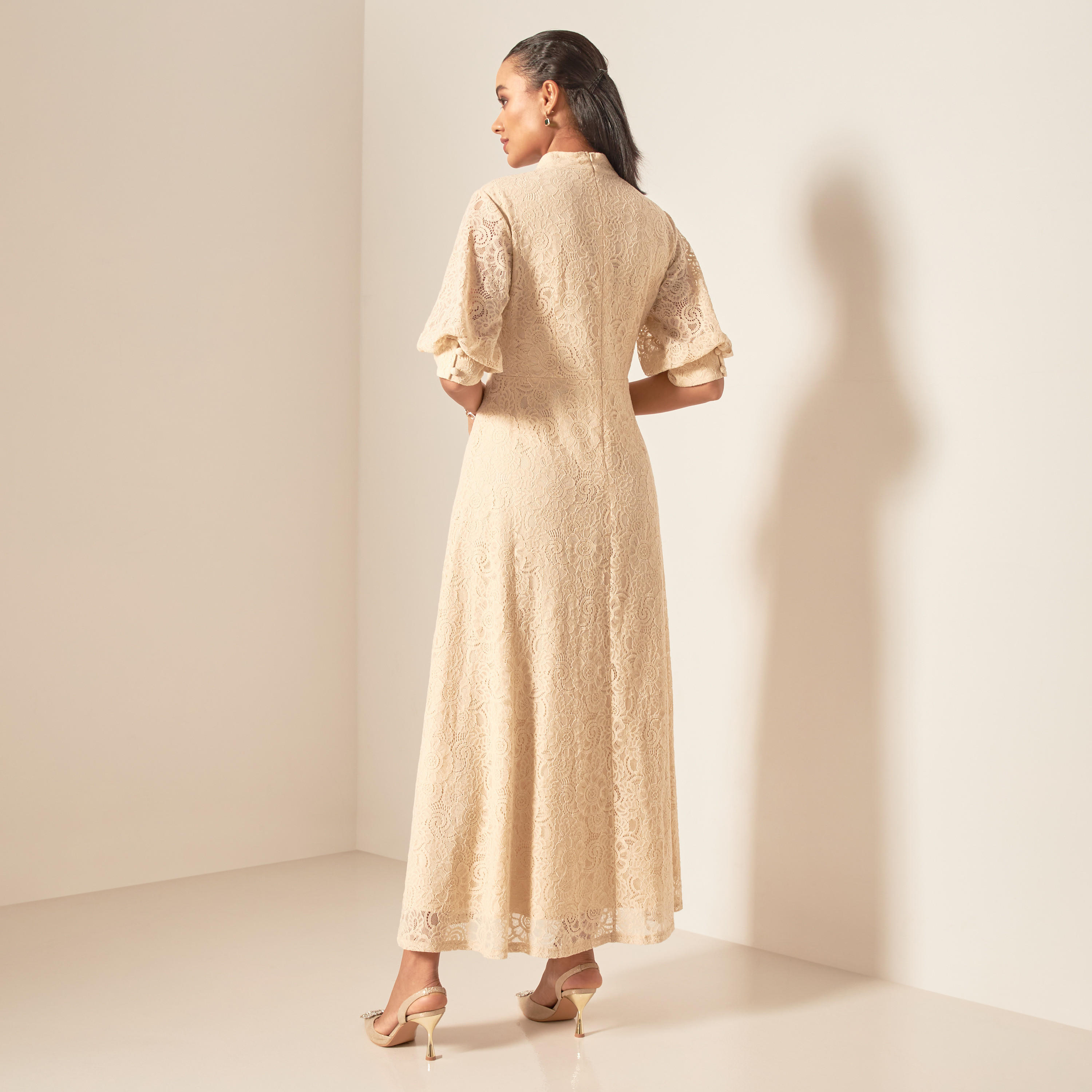 فستان طويل بياقة ماندارين وزر إغلاق وتفاصيل دانتيل من آيكونك-women-clothing-dresses-image-3