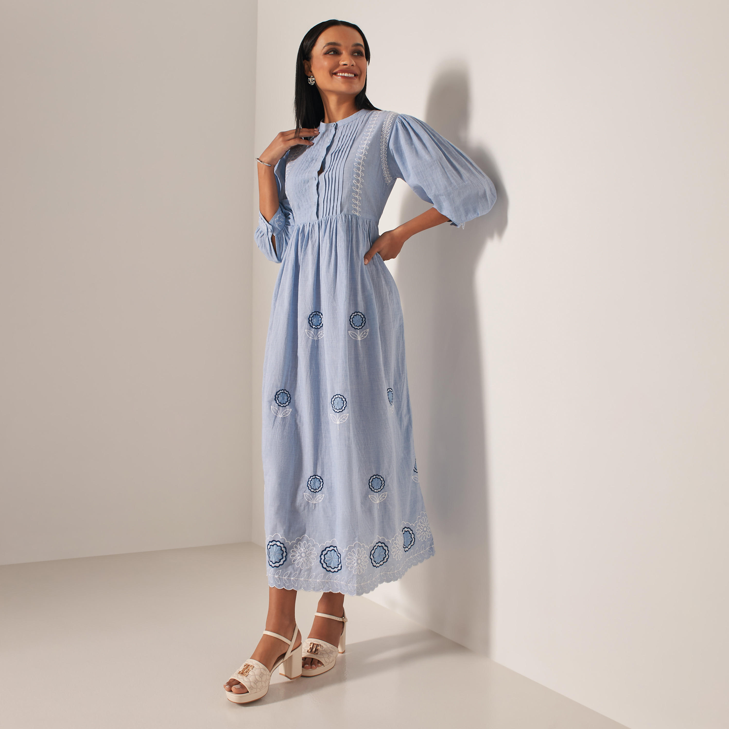 فستان ميدي شامبراي بتطريز أزهار وكسرات من آيكونيك-women-clothing-dresses-image-1