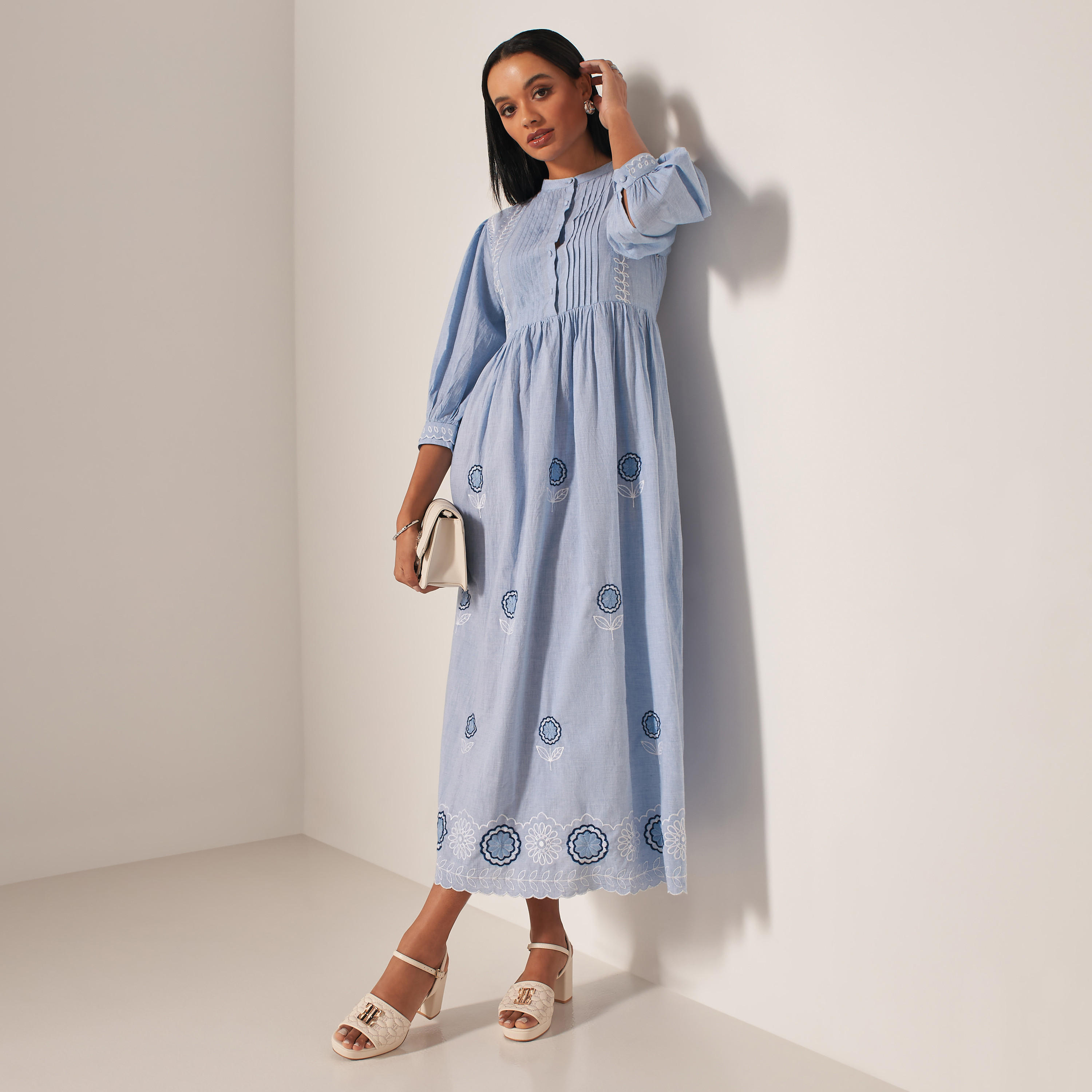 فستان ميدي شامبراي بتطريز أزهار وكسرات من آيكونيك-women-clothing-dresses-image-2