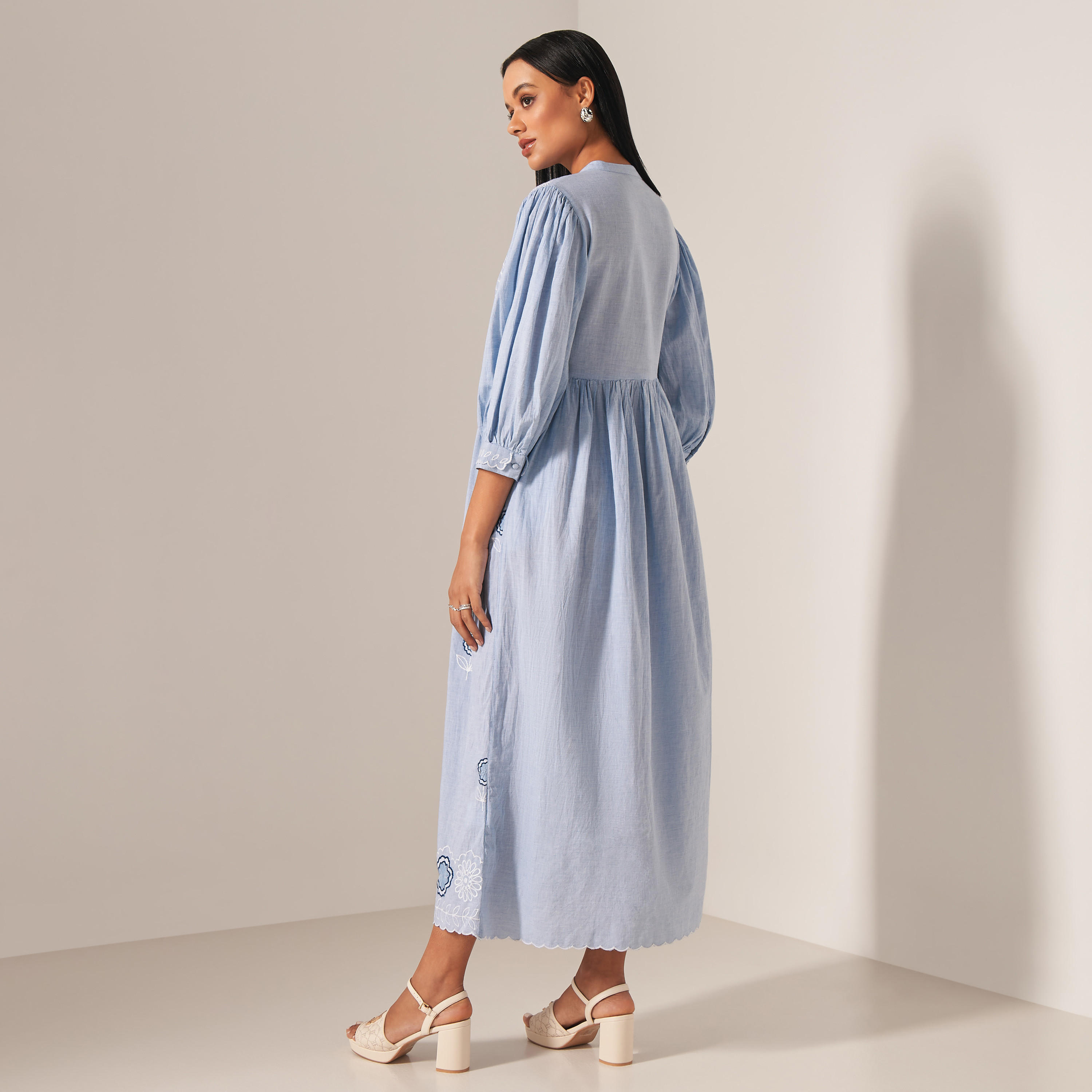 فستان ميدي شامبراي بتطريز أزهار وكسرات من آيكونيك-women-clothing-dresses-image-3