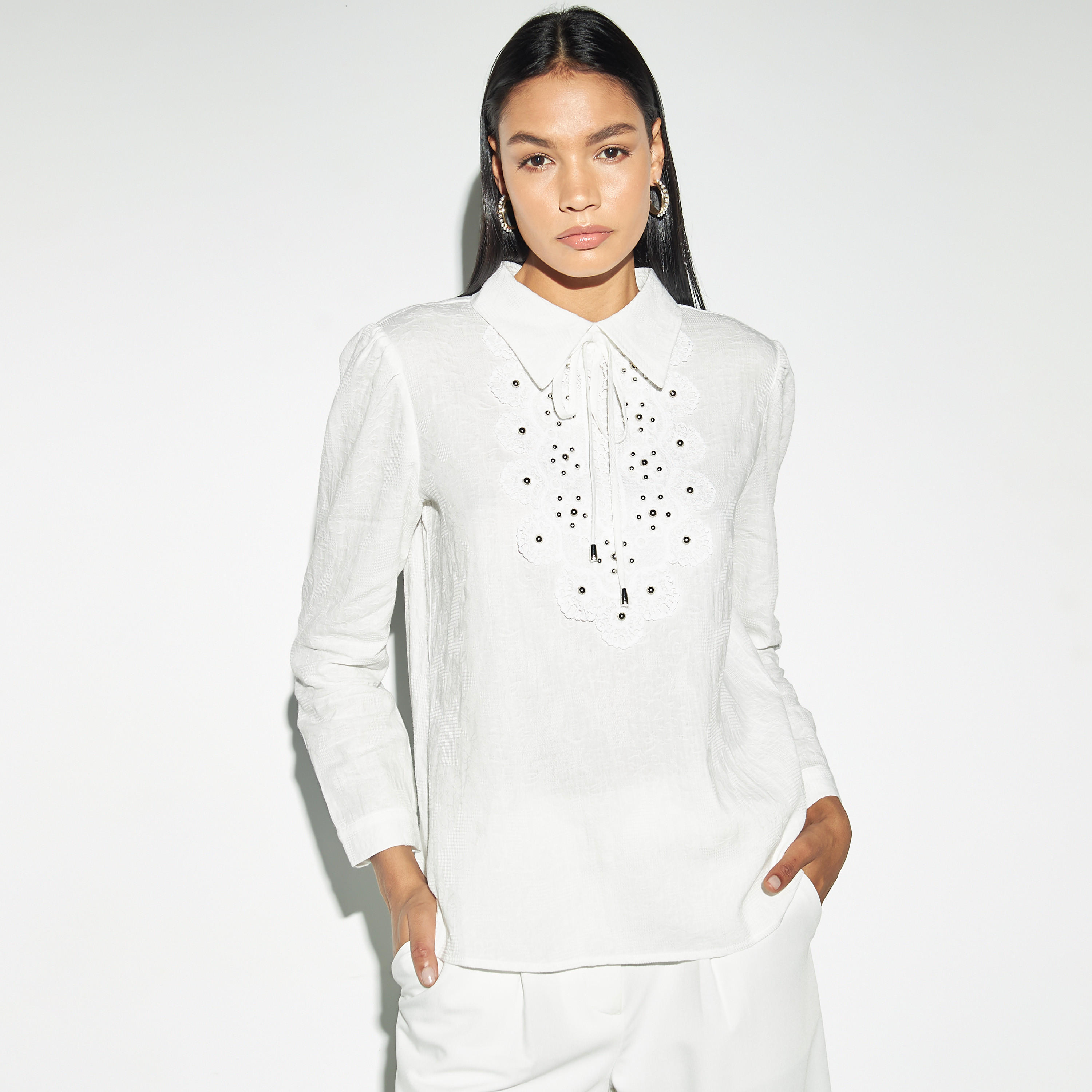 بلوزة مزينة بأكمام طويلة وياقة وأربطة من آيكونيك-women-clothing-shirtsandblouses-blouses-image-1