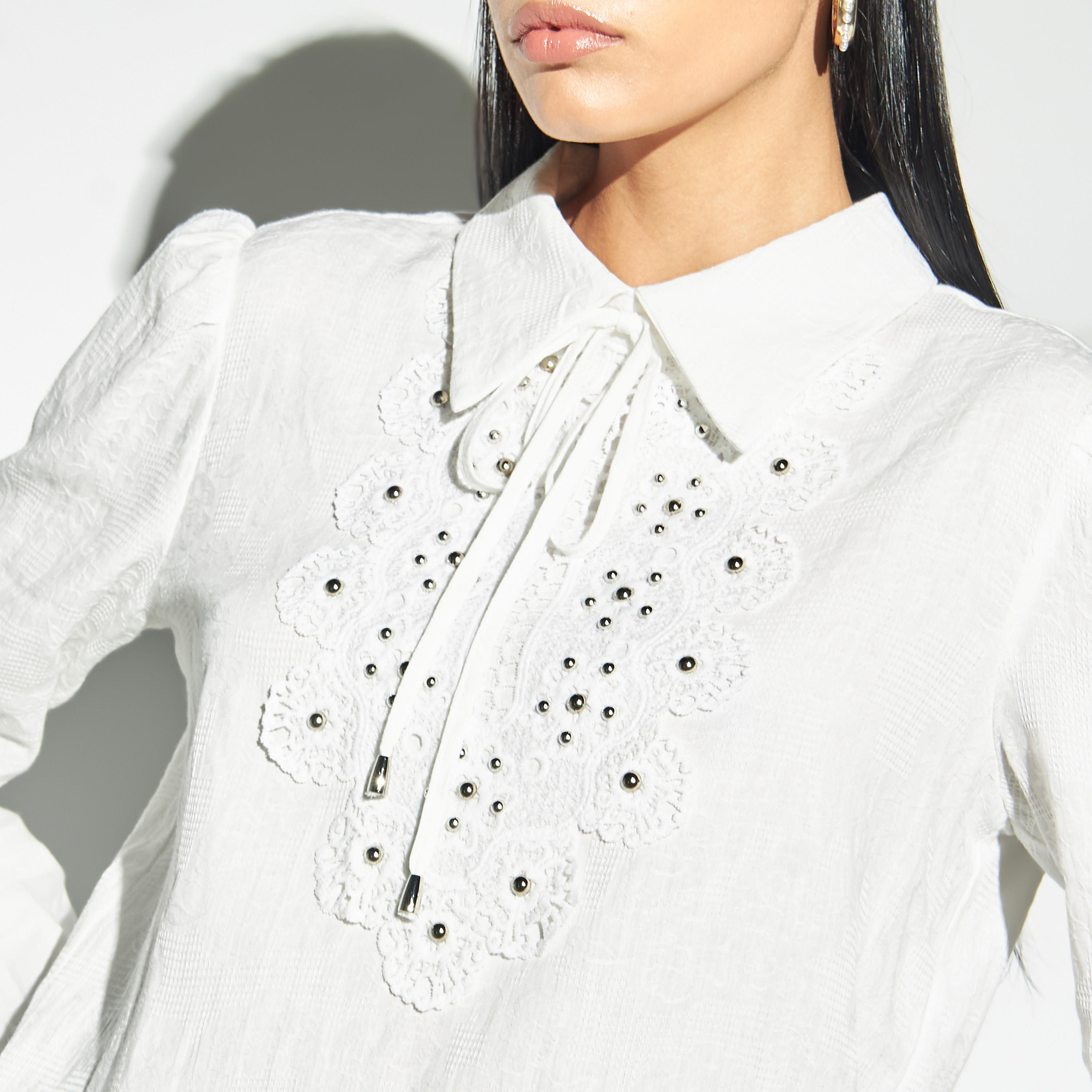 بلوزة مزينة بأكمام طويلة وياقة وأربطة من آيكونيك-women-clothing-shirtsandblouses-blouses-image-4