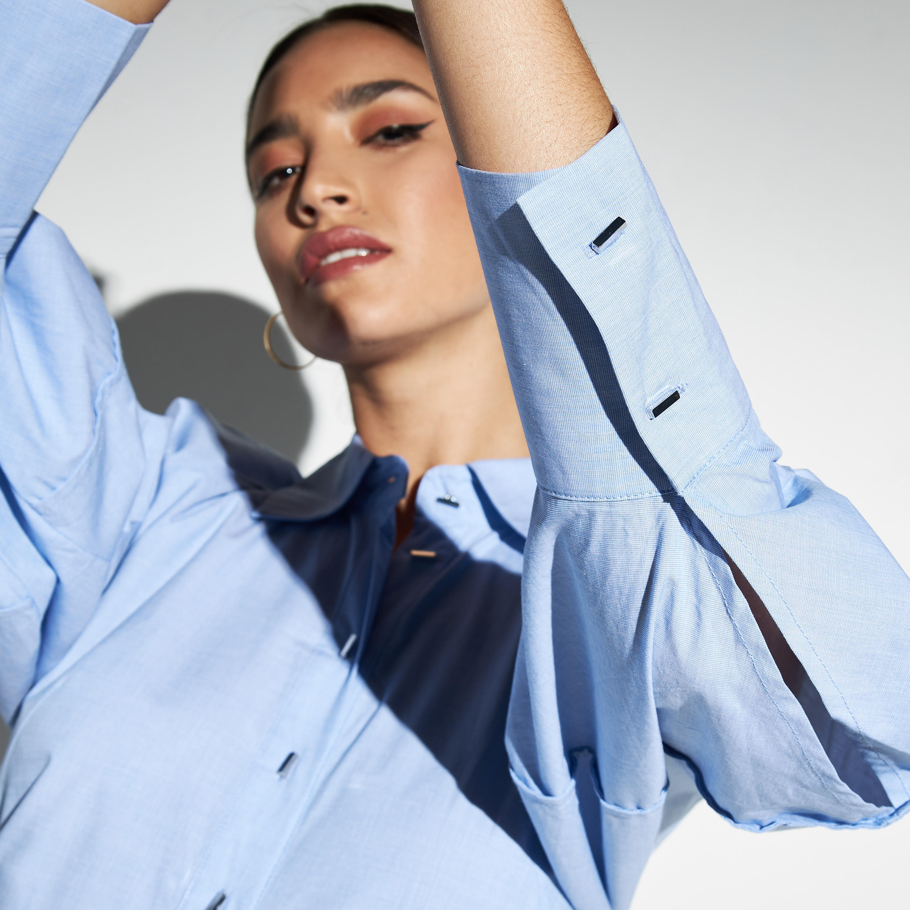 قميص سادة بزر إغلاق بأكمام كبيرة من آيكونك-women-clothing-dresses-image-3