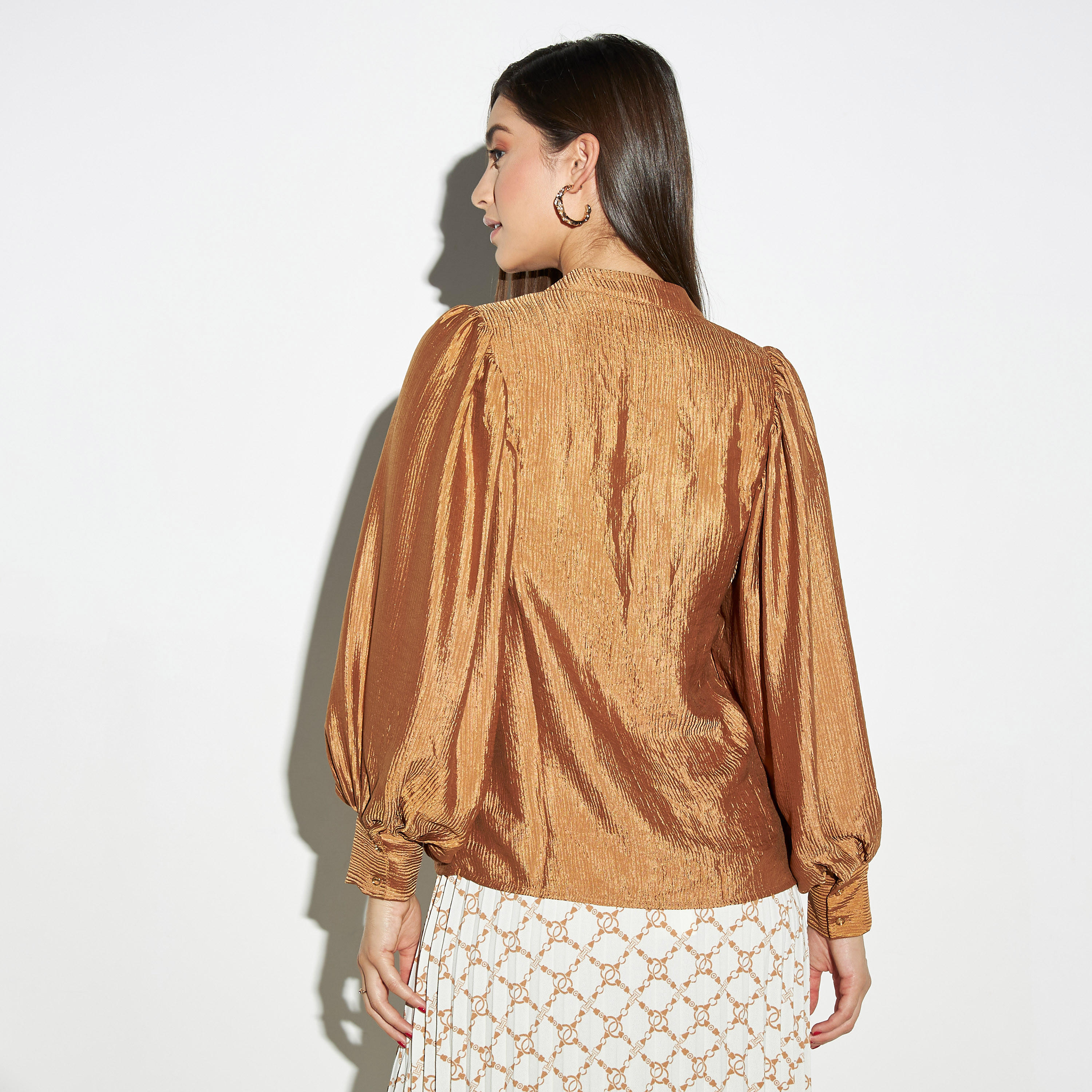 قميص بارز الملمس بياقة ماندرين وأكمام واسعة من آيكونيك-women-clothing-shirtsandblouses-shirts-image-3