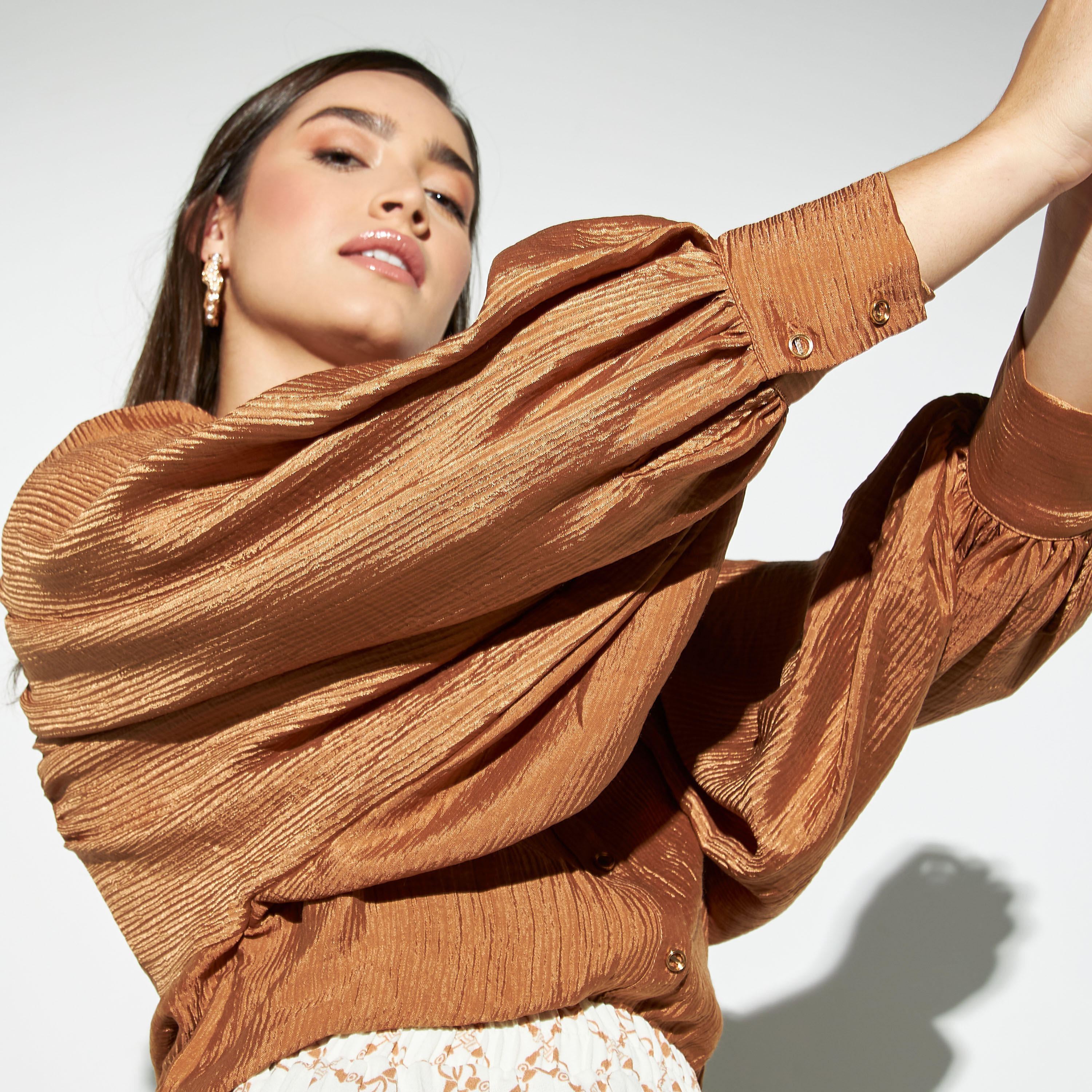 قميص بارز الملمس بياقة ماندرين وأكمام واسعة من آيكونيك-women-clothing-shirtsandblouses-shirts-image-4
