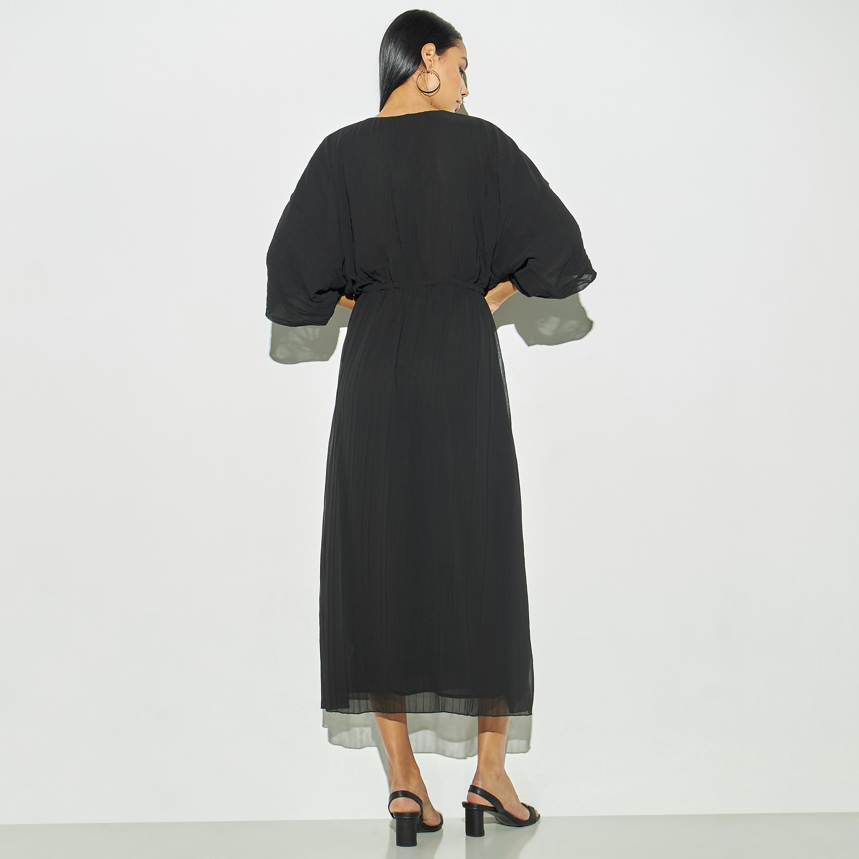 فستان قفطان بكسرات وياقة V من أيكونيك-women-clothing-dresses-image-3