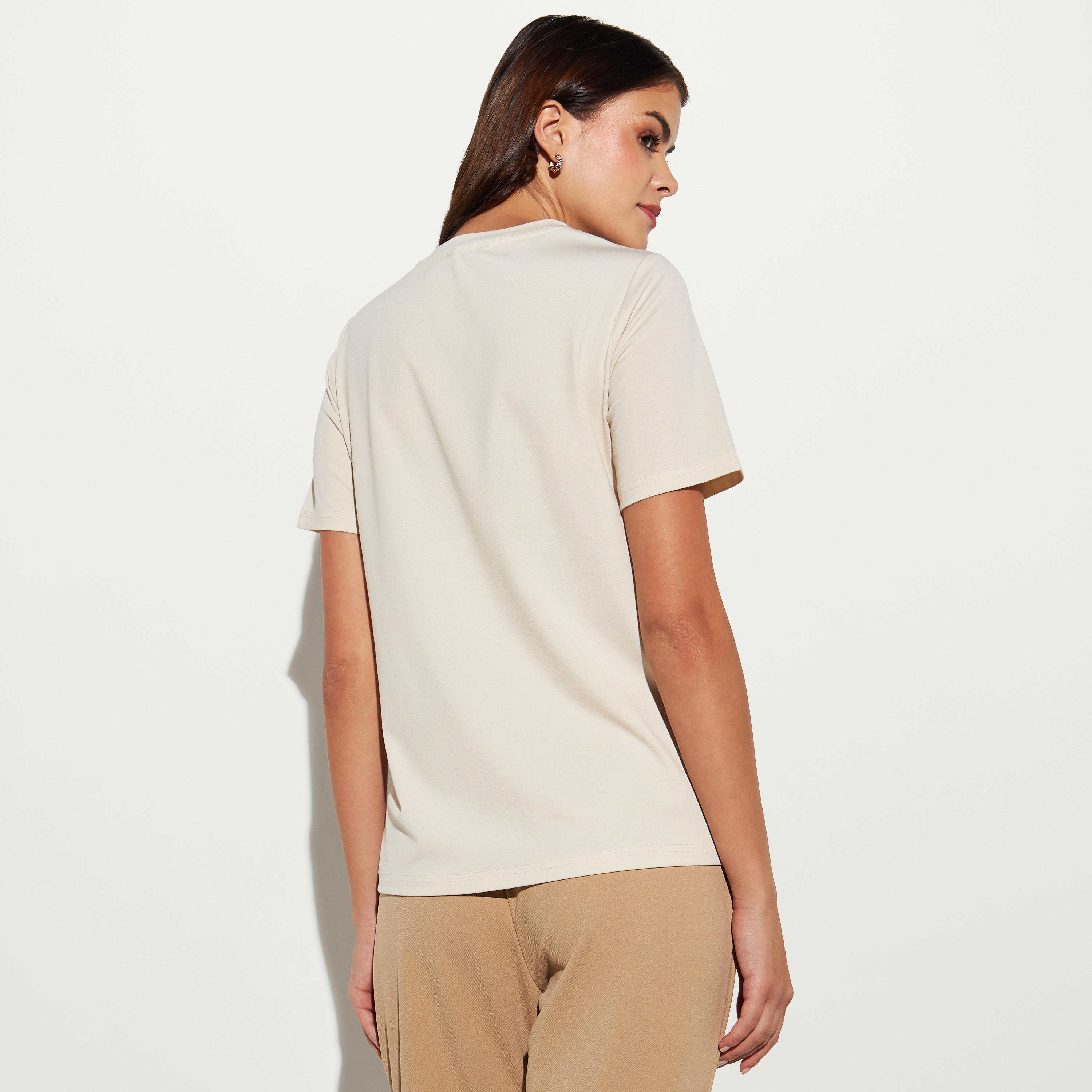 تيشيرت بياقة مستديرة وقلادة وأكمام قصيرة من آيكونك-women-clothing-tshirts-image-4