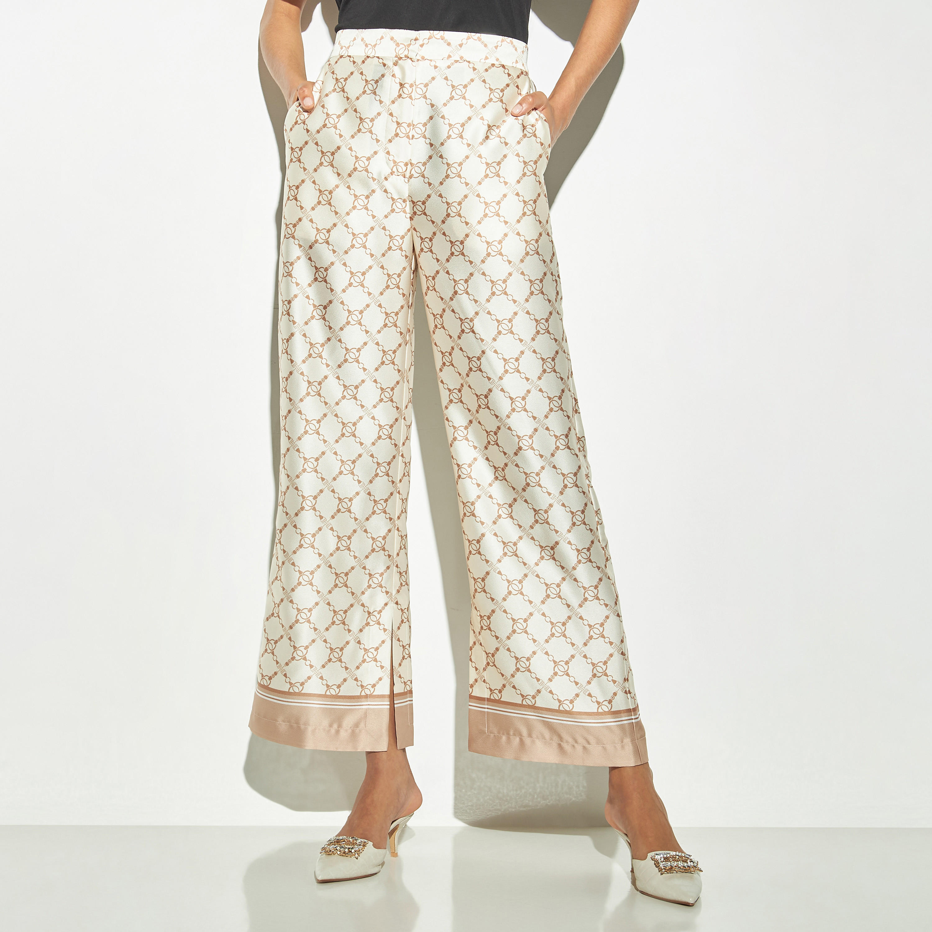 بنطلون بأرجل واسعة وخصر مطاطي وطبعات من أيكونيك-women-clothing-bottoms-trousers-image-1